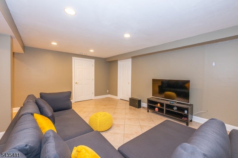 Wayne Twp., New Jersey, 07470, United States, 4 Bedrooms Bedrooms, ,3 BathroomsBathrooms,Residential,For Sale,2049437