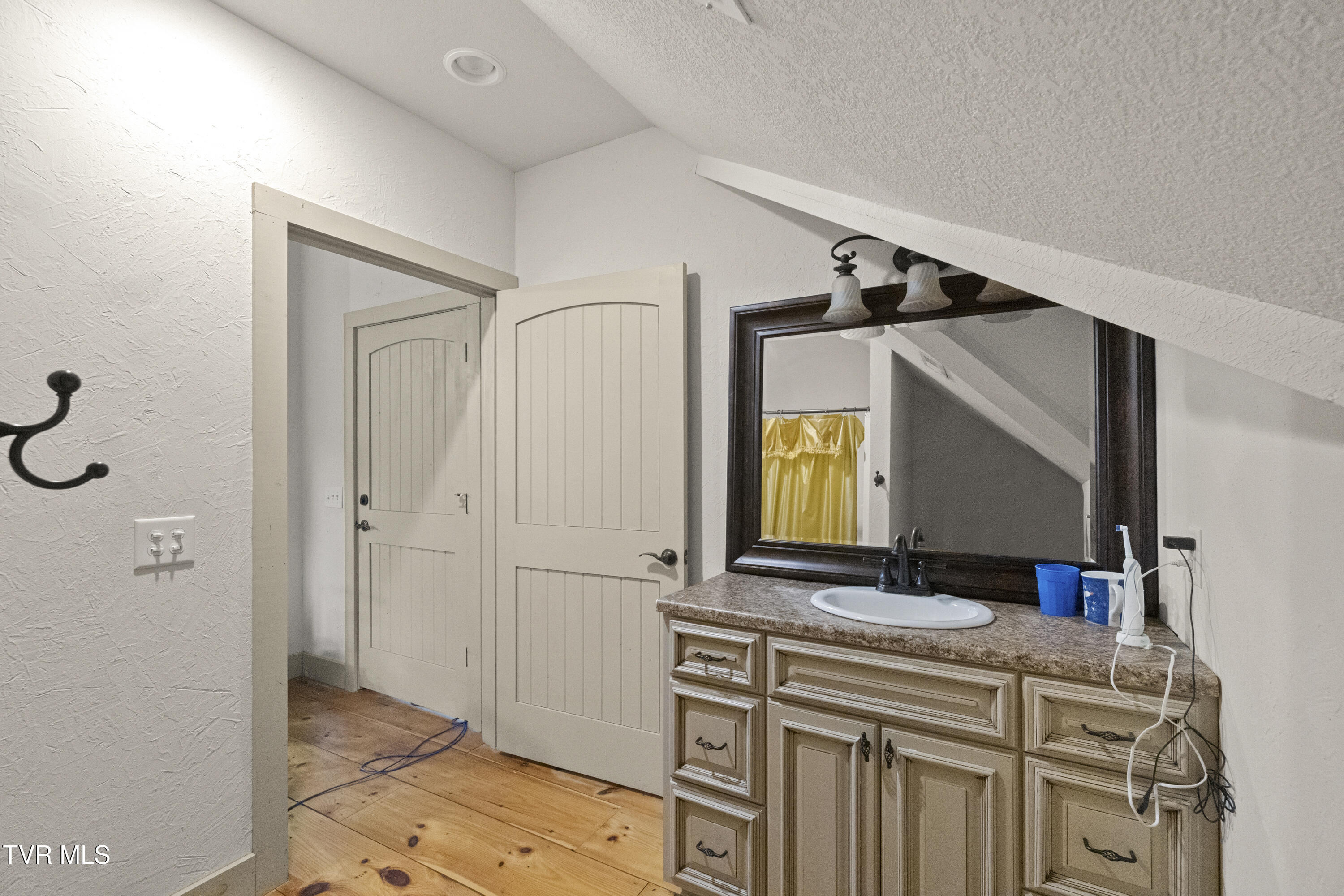 Greeneville, Tennessee, 37745, United States, 5 Bedrooms Bedrooms, ,4 BathroomsBathrooms,Residential,For Sale,1981962