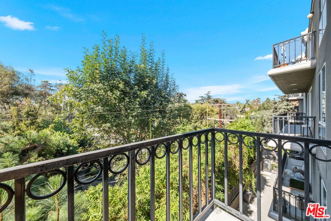 Los Angeles, California, 90004, United States, 2 Bedrooms Bedrooms, ,2 BathroomsBathrooms,Residential,For Sale,1885351