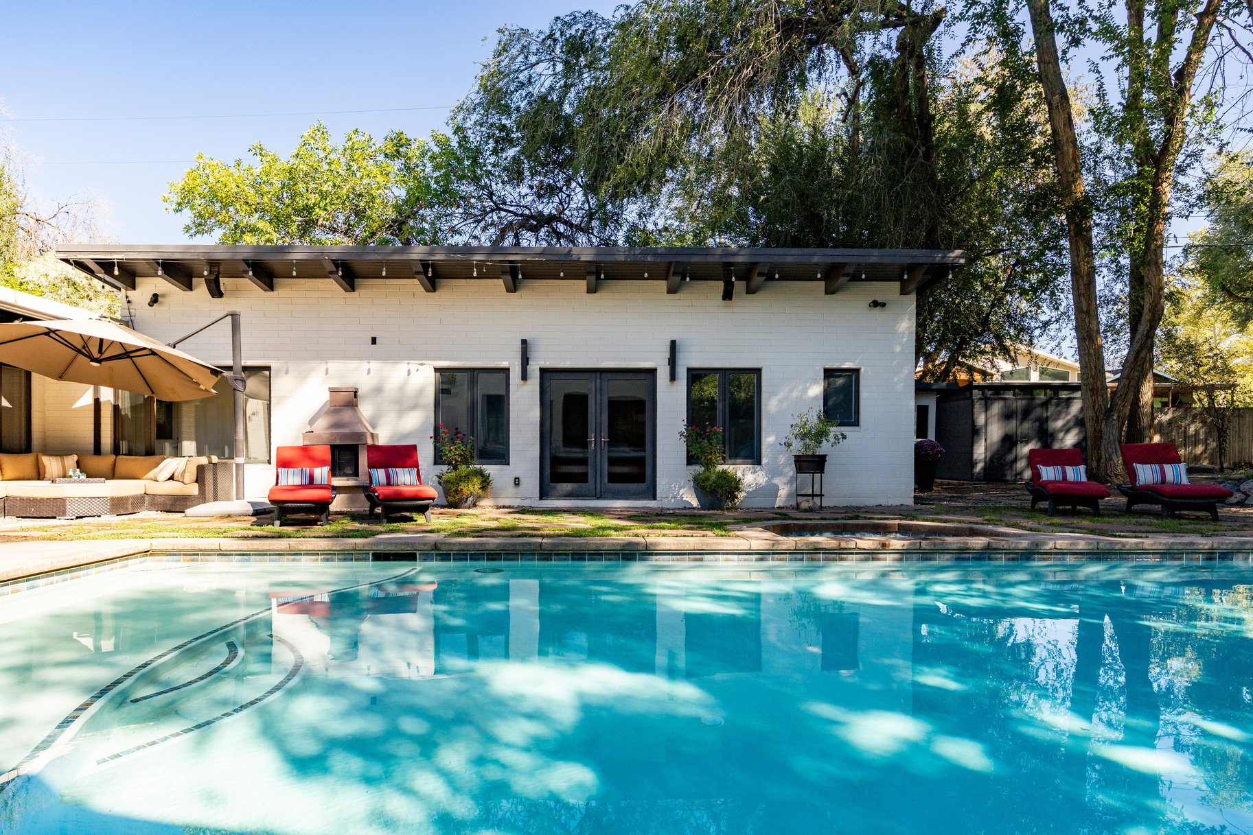  Mid Century Modern Home on a 1/2 Acre Lot - 物件實景
