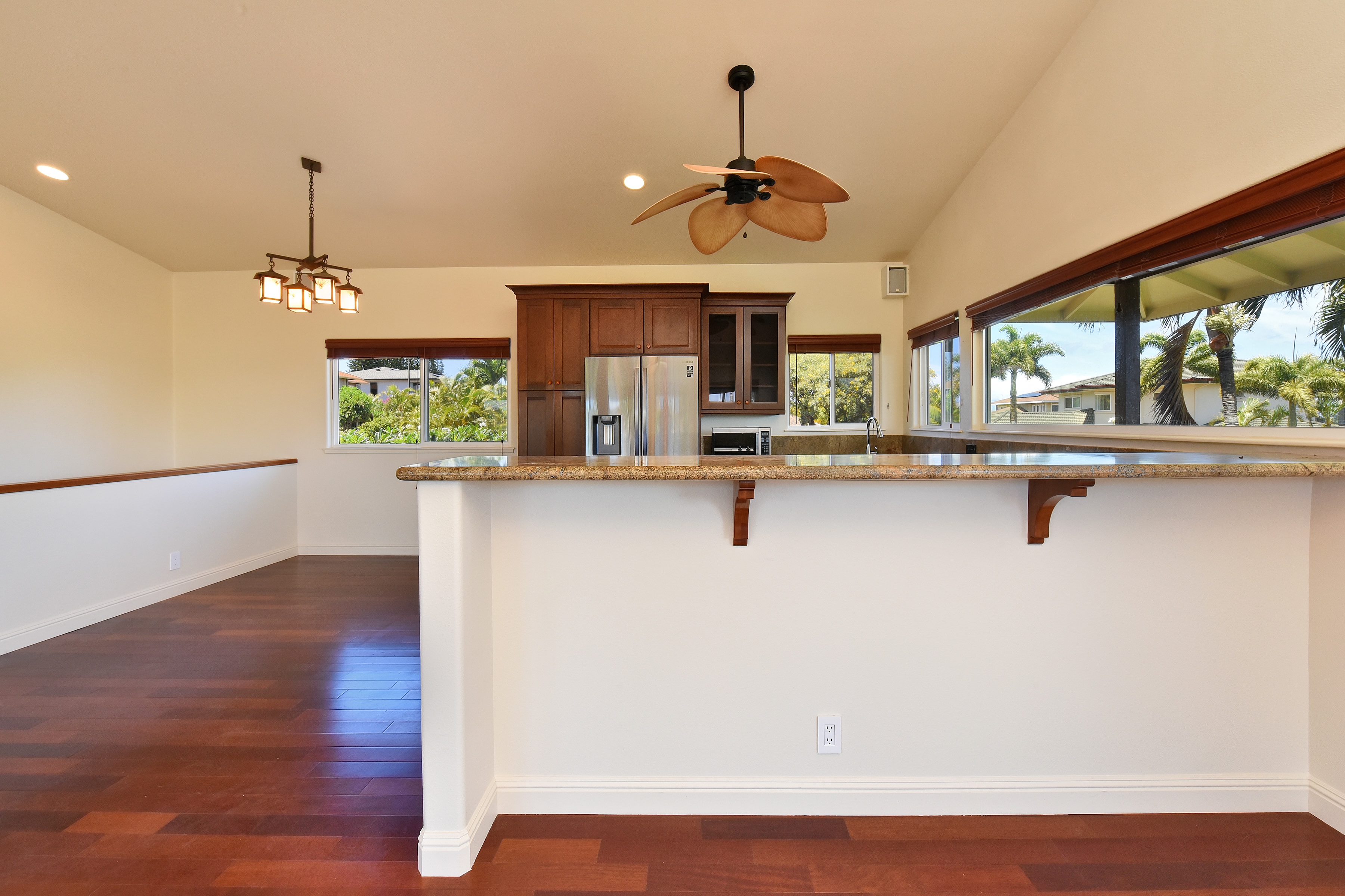  Updated two-story home featuring ocean and island views - 物件實景