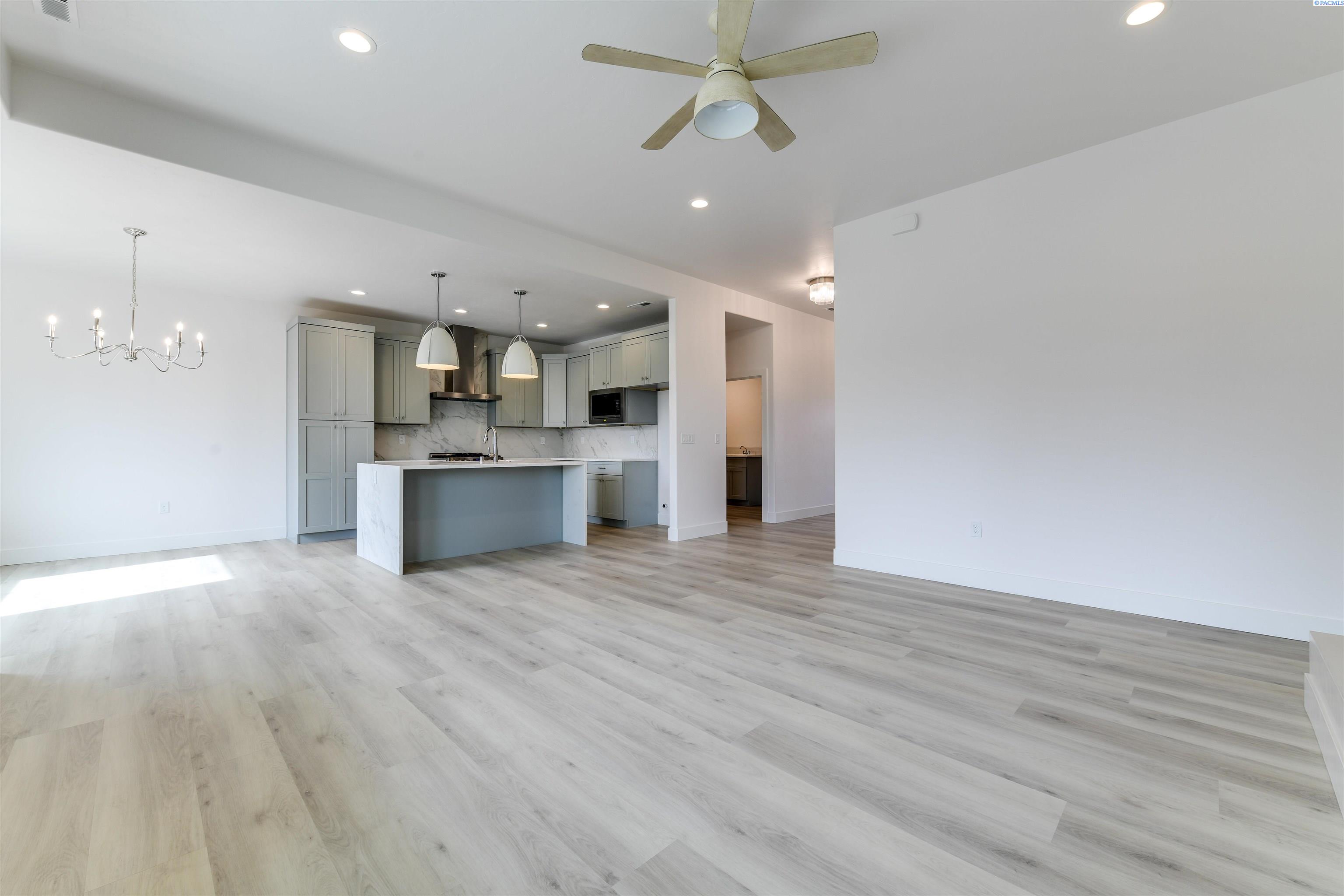 Richland, Washington, 99352, United States, 4 Bedrooms Bedrooms, ,1 BathroomBathrooms,Residential,For Sale,1992937