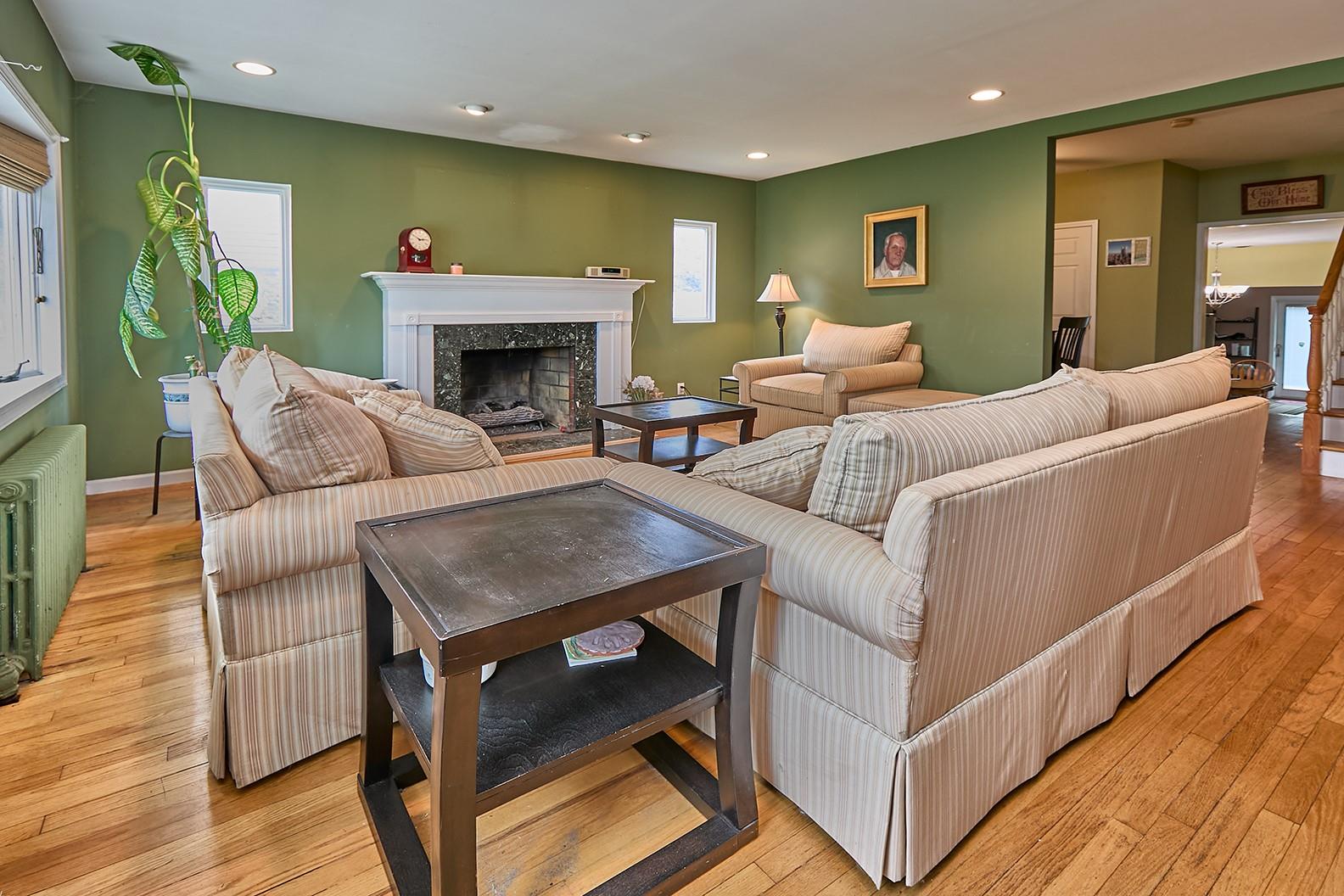Merrick, New York, 11566, United States, 4 Bedrooms Bedrooms, ,2 BathroomsBathrooms,Residential,For Sale,1923596