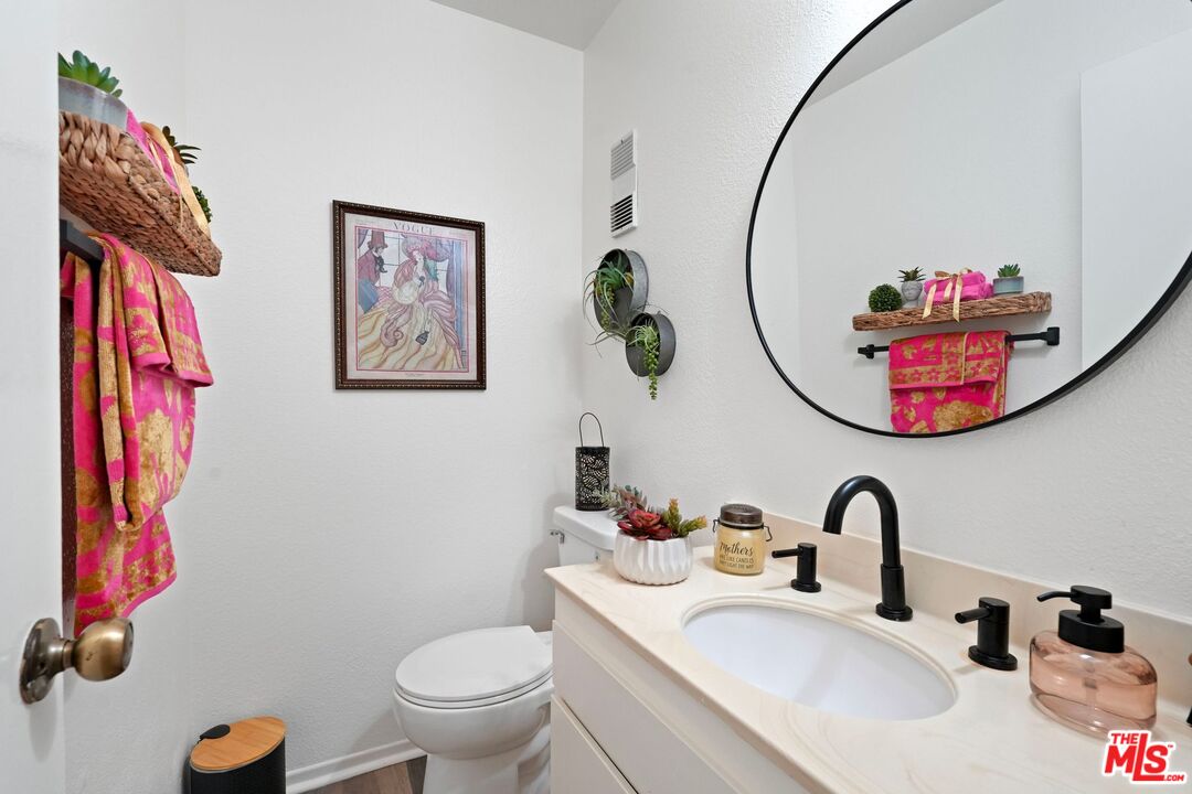 Reseda, California, 91335, United States, 2 Bedrooms Bedrooms, ,3 BathroomsBathrooms,Residential,For Sale,1995543