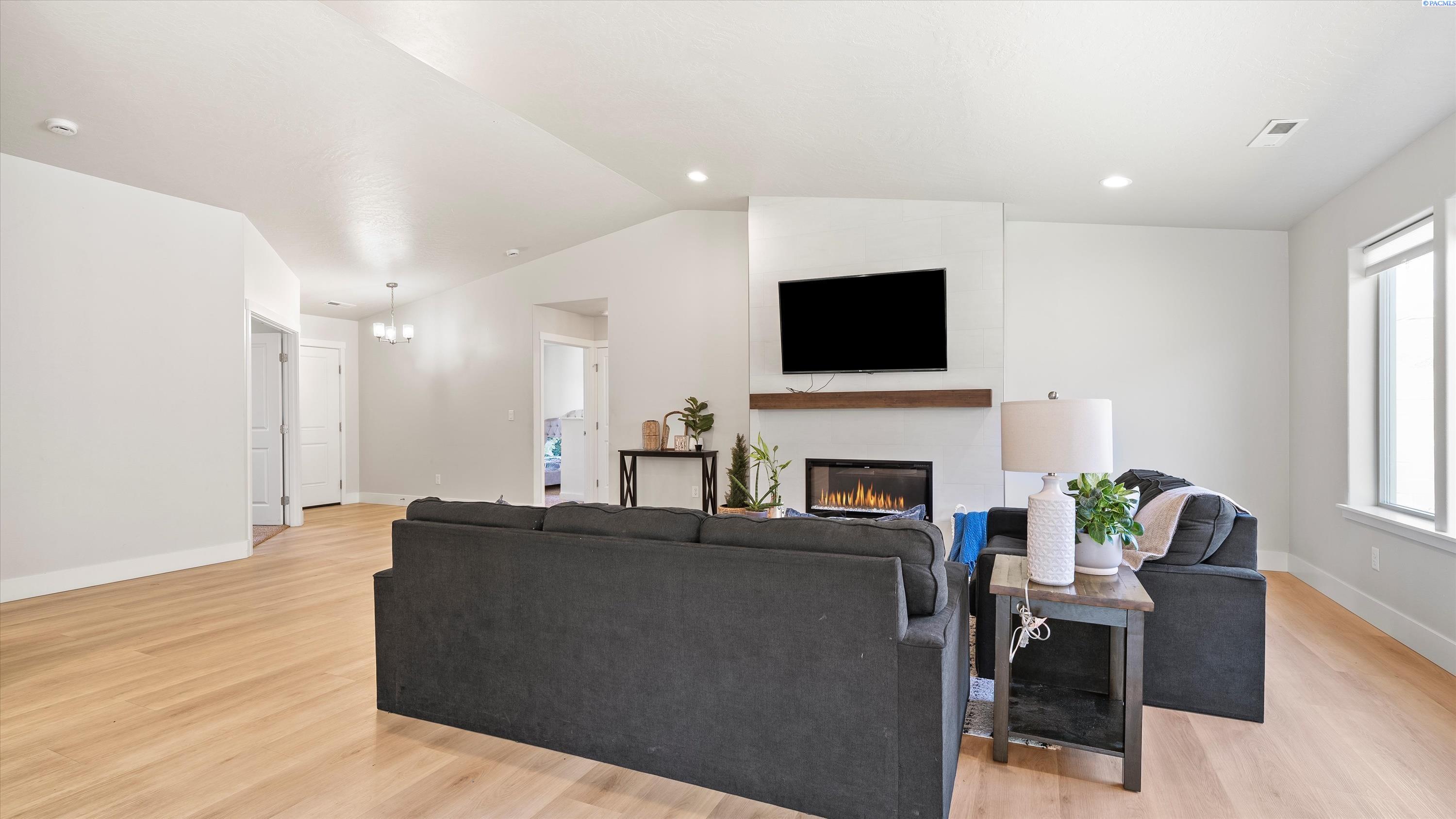Kennewick, Washington, 99338, United States, 4 Bedrooms Bedrooms, ,1 BathroomBathrooms,Residential,For Sale,1918004