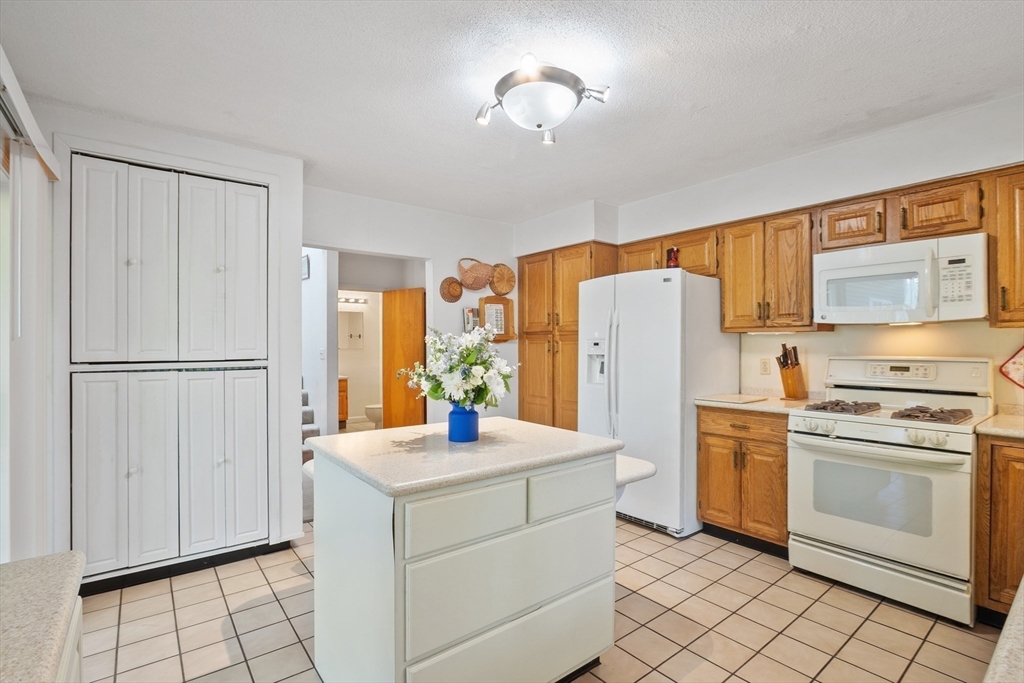 Salem, Massachusetts, 01970, United States, 2 Bedrooms Bedrooms, ,3 BathroomsBathrooms,Residential,For Sale,1932655