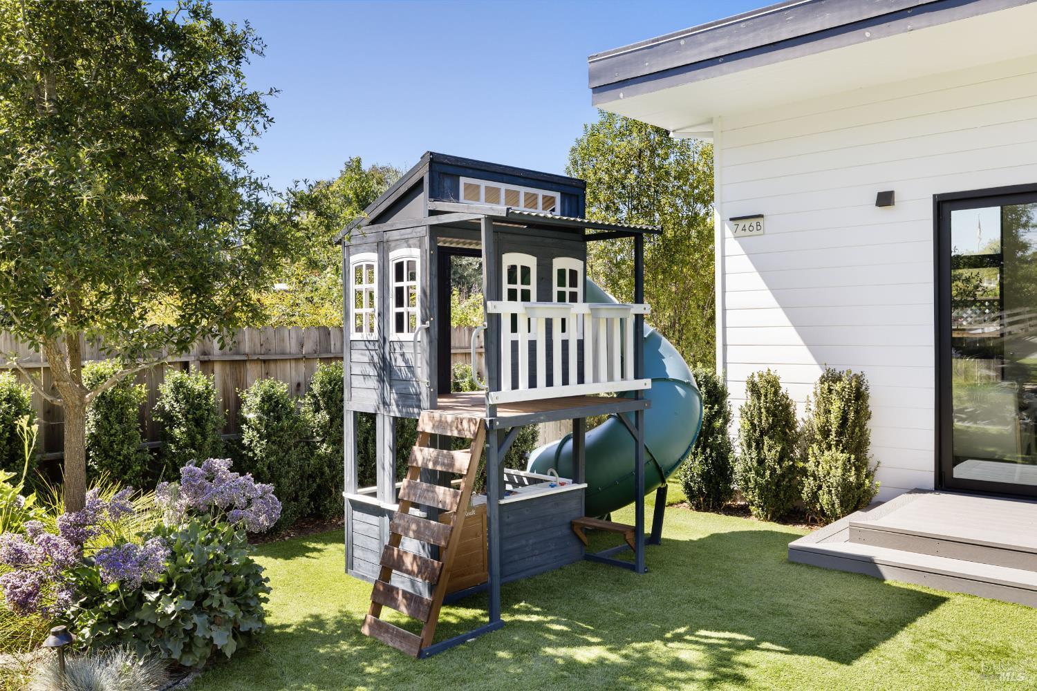 Petaluma, California, 94952, United States, 3 Bedrooms Bedrooms, ,2 BathroomsBathrooms,Residential,For Sale,1977520