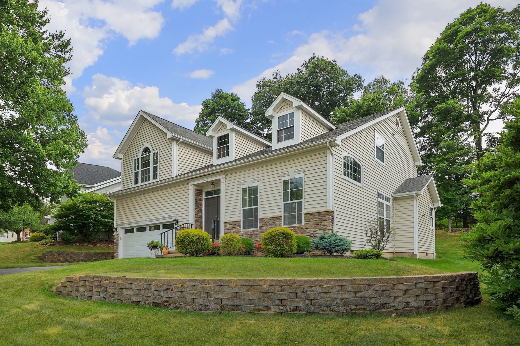  ?Carlisle? Classic Colonial Offers Timeless Charm with Modern Updates - 物件實景