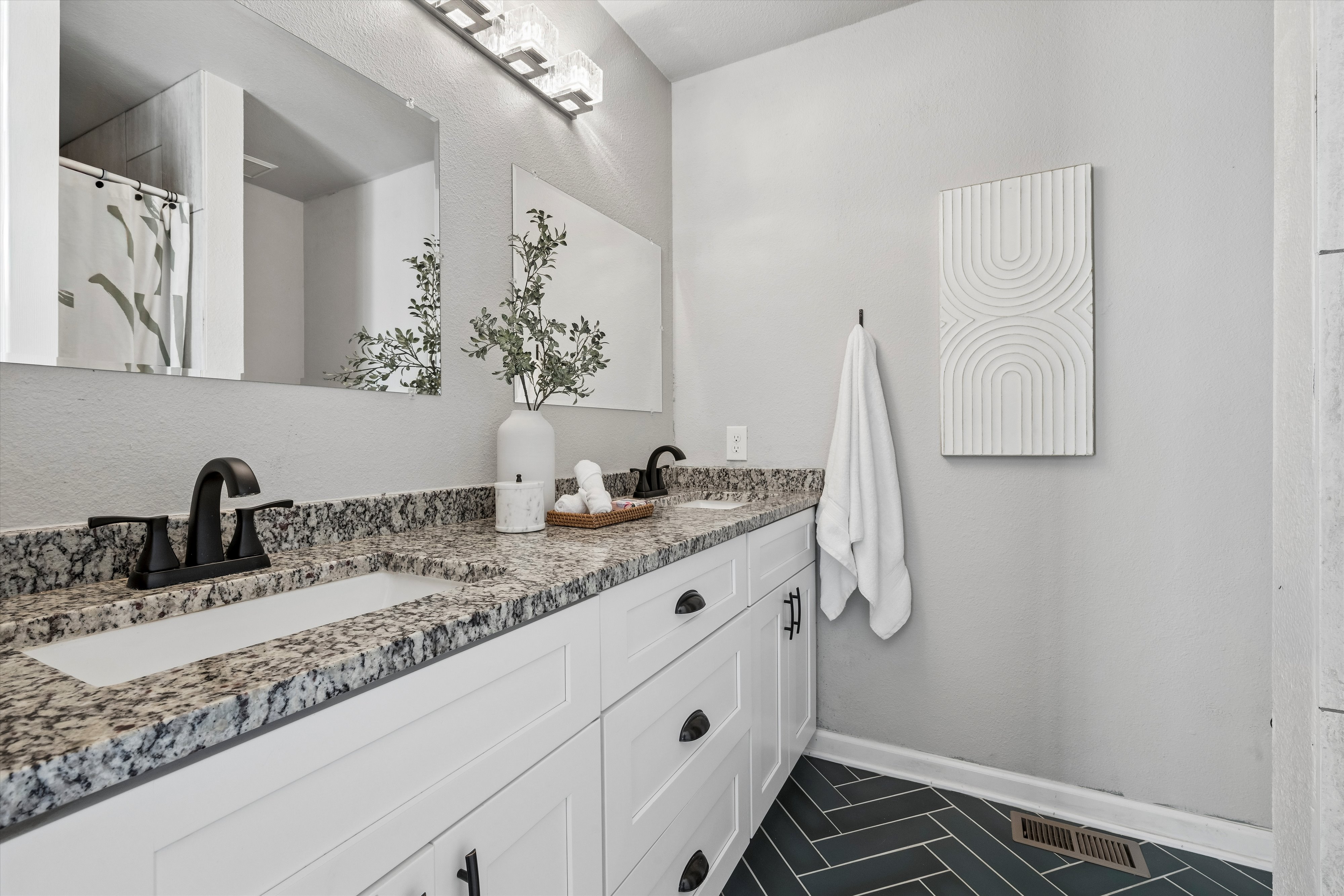  Discover effortless elegance in this stylishly updated home - 物件實景