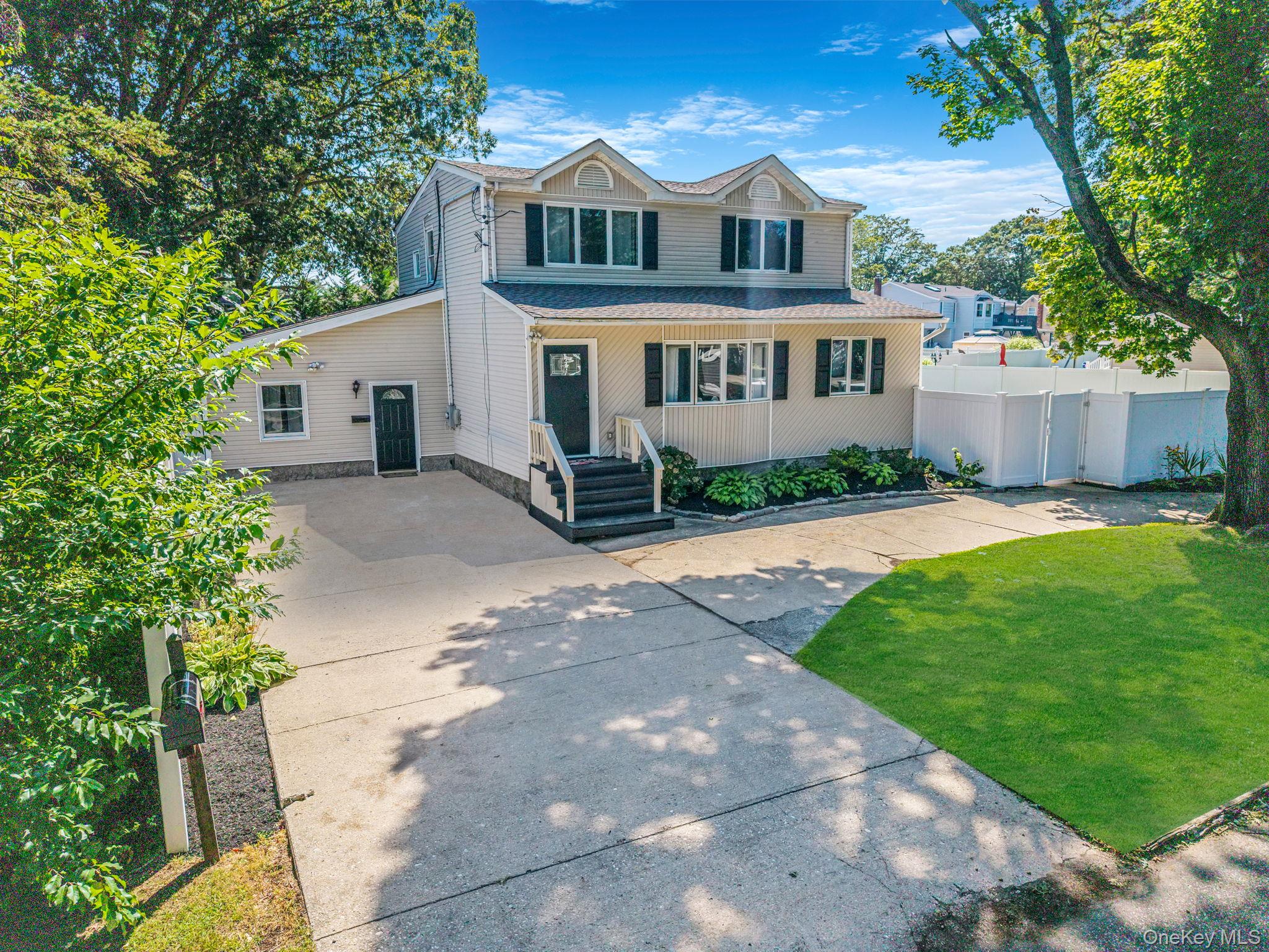 West Islip, New York, 11795, United States, 4 Bedrooms Bedrooms, ,4 BathroomsBathrooms,Residential,For Sale,1925742