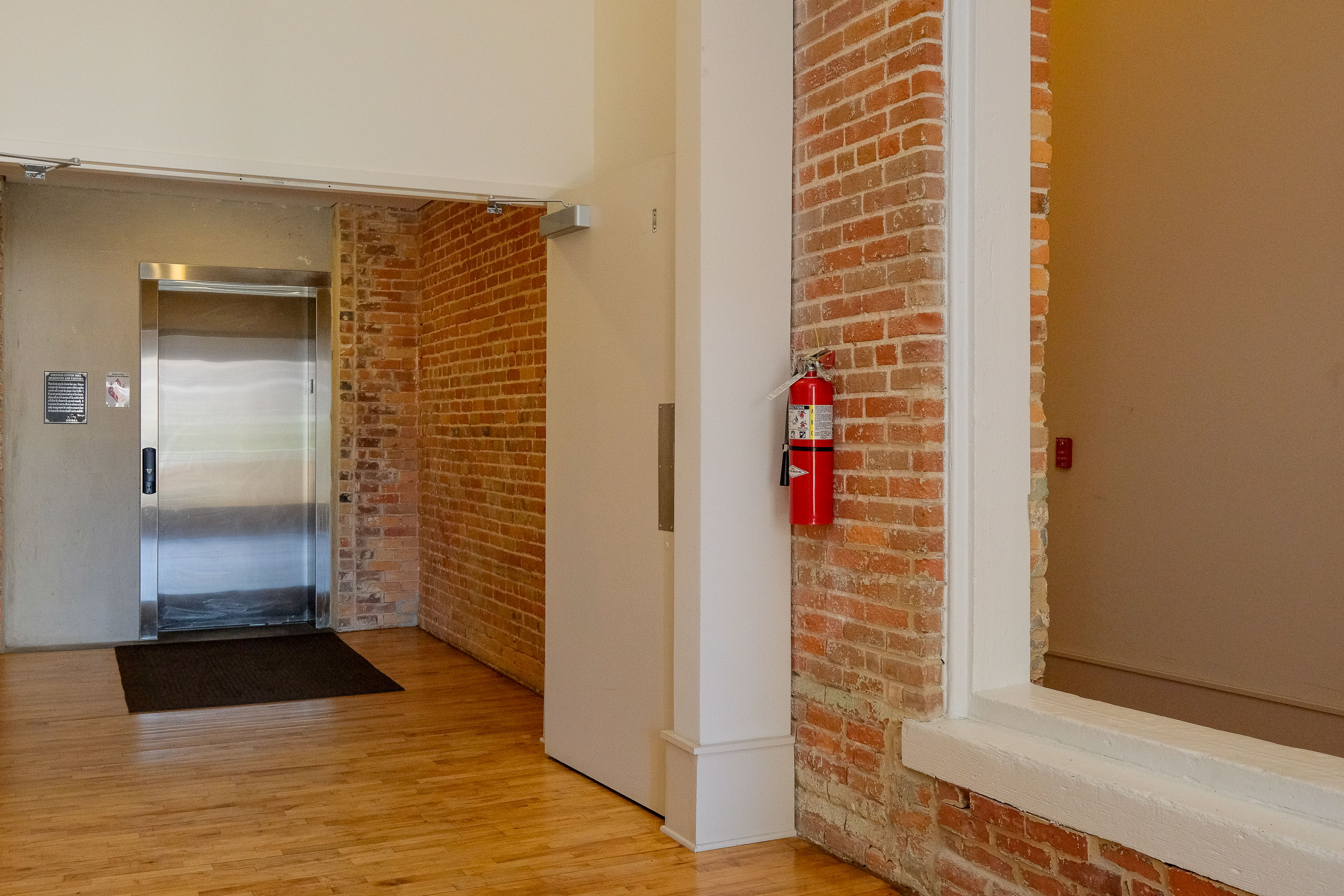  MILL CONDO WITH PRIVATE EXTERIOR ENTRANCE - 物件實景