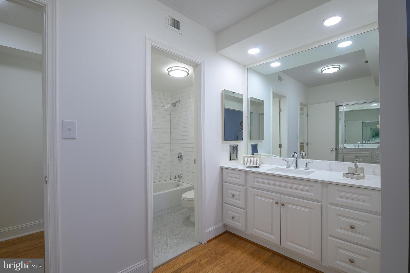 Arlington, Virginia, 22204, United States, 2 Bedrooms Bedrooms, ,2 BathroomsBathrooms,Residential,For Sale,1996960