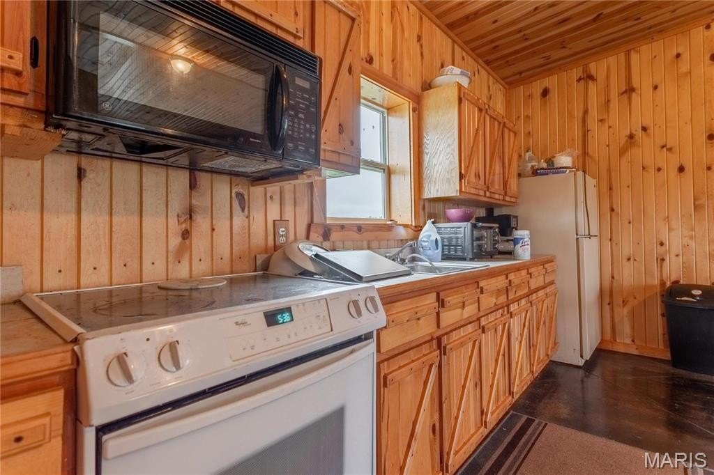 Falcon, Missouri, 65470, United States, 2 Bedrooms Bedrooms, ,2 BathroomsBathrooms,Residential,For Sale,1844660