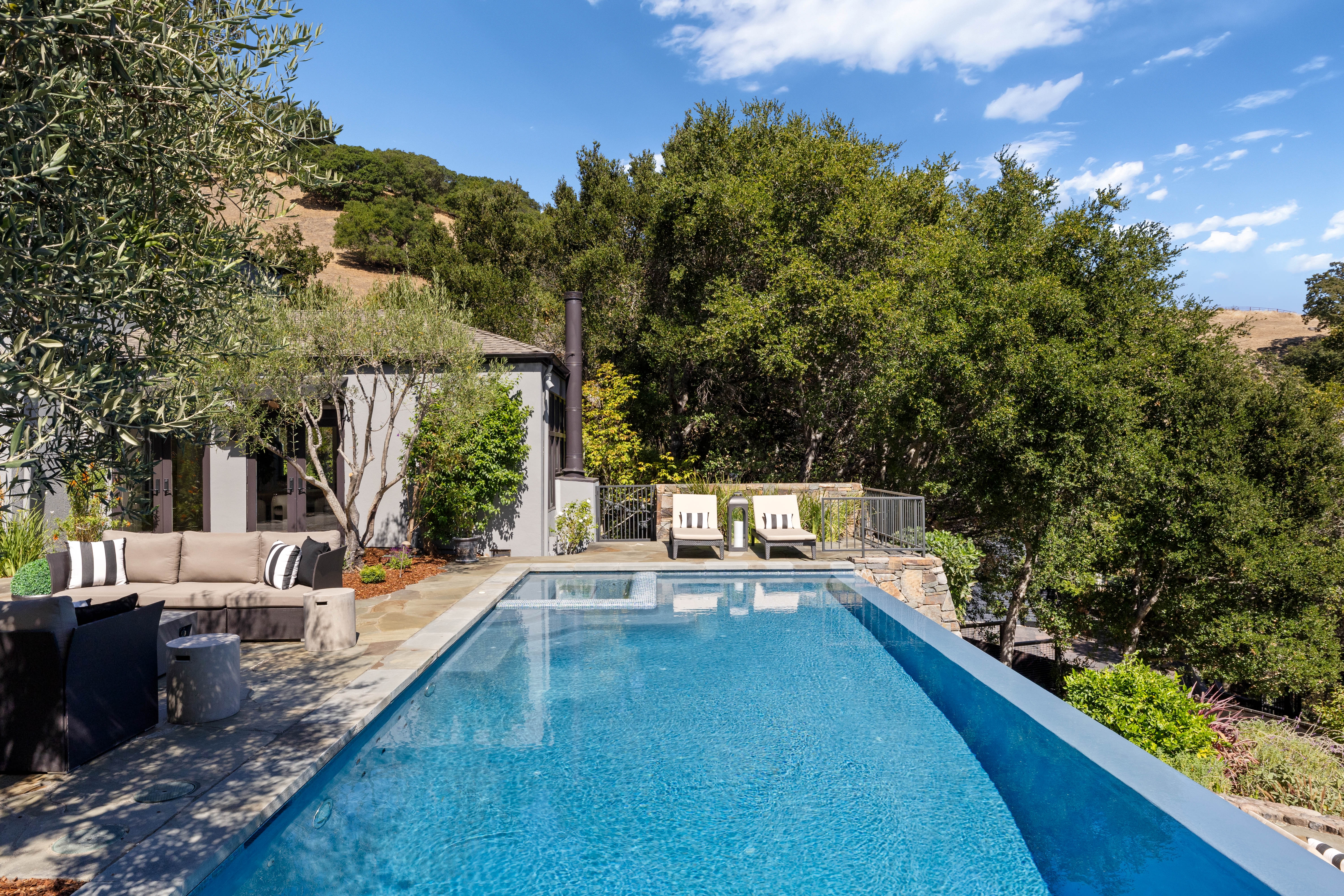  Resort Living in Sorich Park — Gated Mediterranean Estate With Pool and Views - 物件實景
