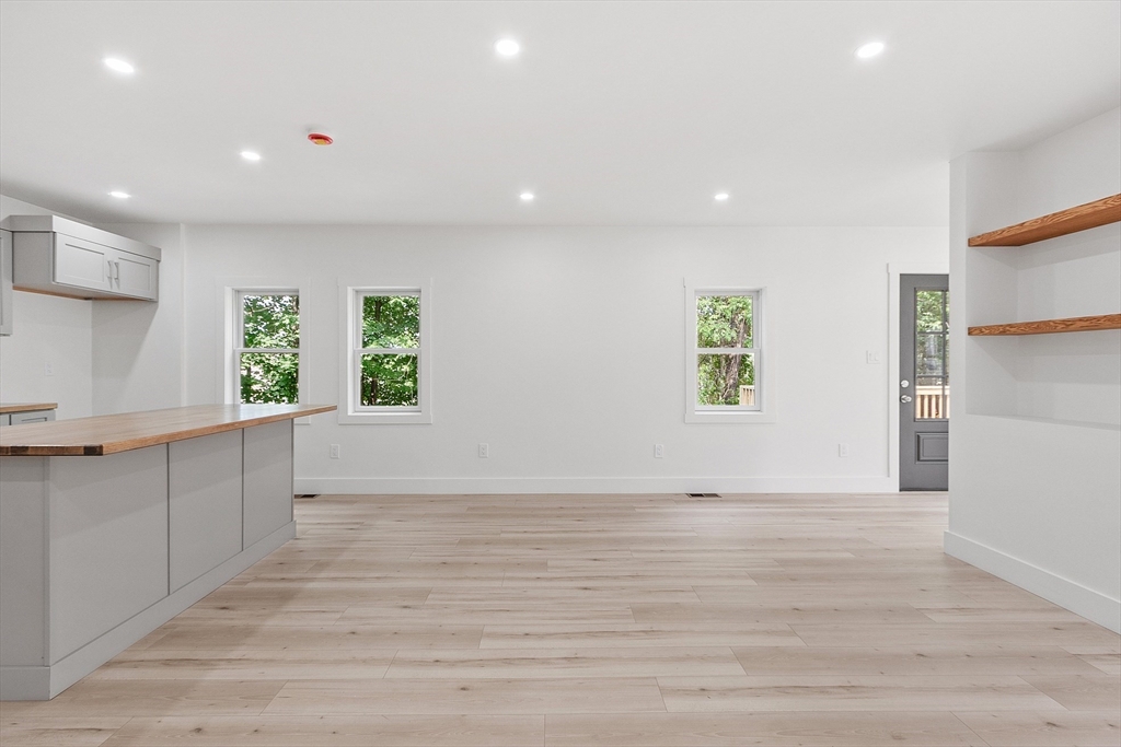 Leominster, Massachusetts, 01453, United States, 3 Bedrooms Bedrooms, ,2 BathroomsBathrooms,Residential,For Sale,1912072