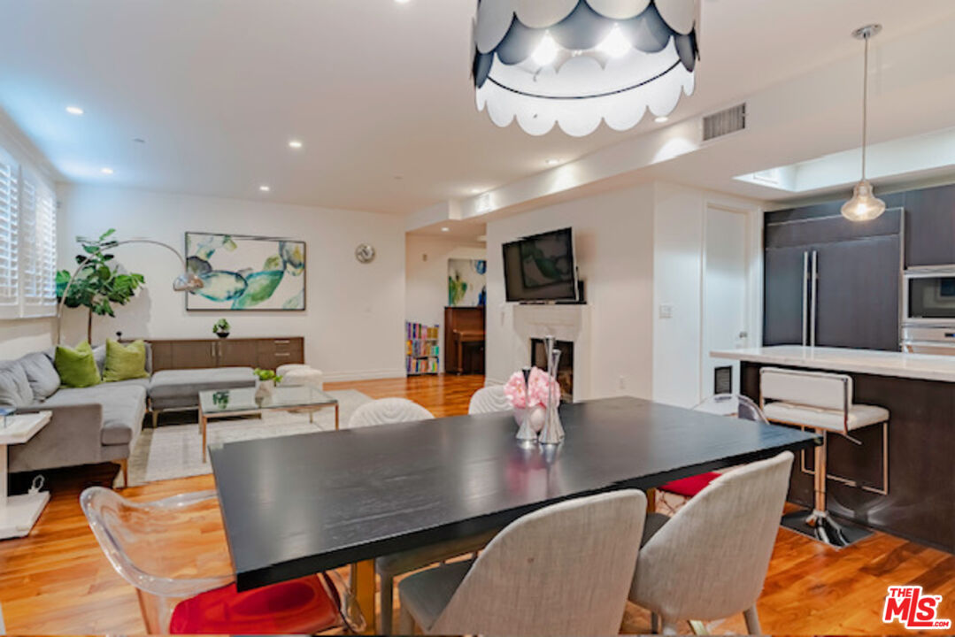 Los Angeles, California, 90010, United States, 3 Bedrooms Bedrooms, ,3 BathroomsBathrooms,Residential,For Sale,1997463