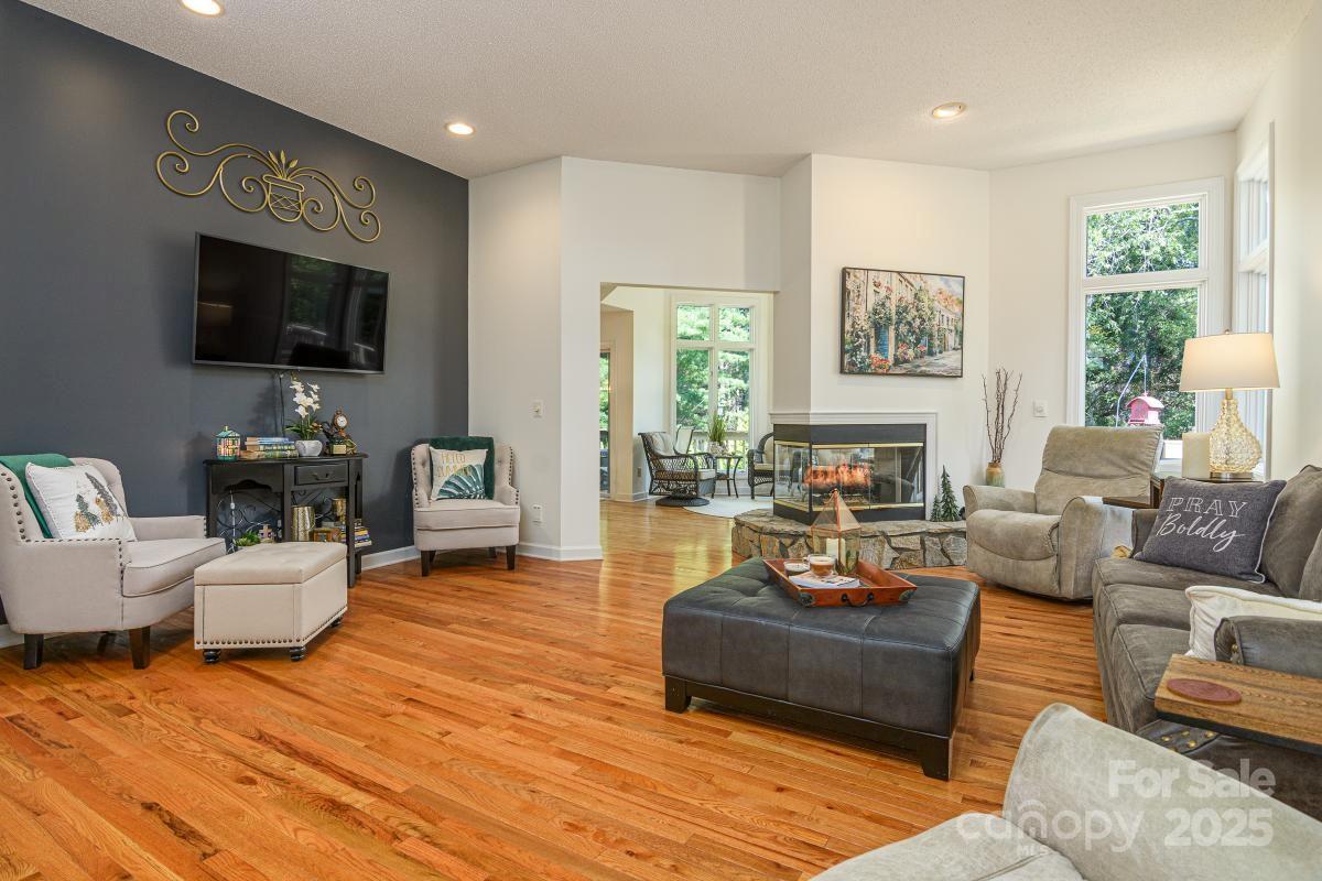 Hendersonville, North Carolina, 28739, United States, 3 Bedrooms Bedrooms, ,2 BathroomsBathrooms,Residential,For Sale,1974485