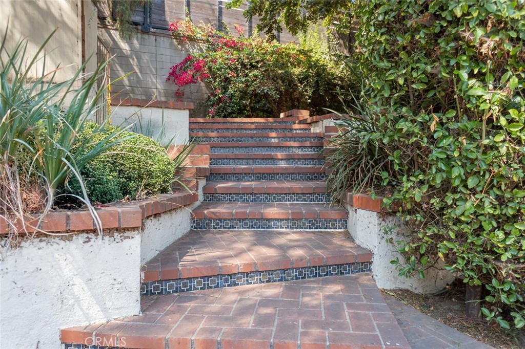 Los Angeles, California, 90018, United States, 2 Bedrooms Bedrooms, ,1 BathroomBathrooms,Residential,For Sale,1928435