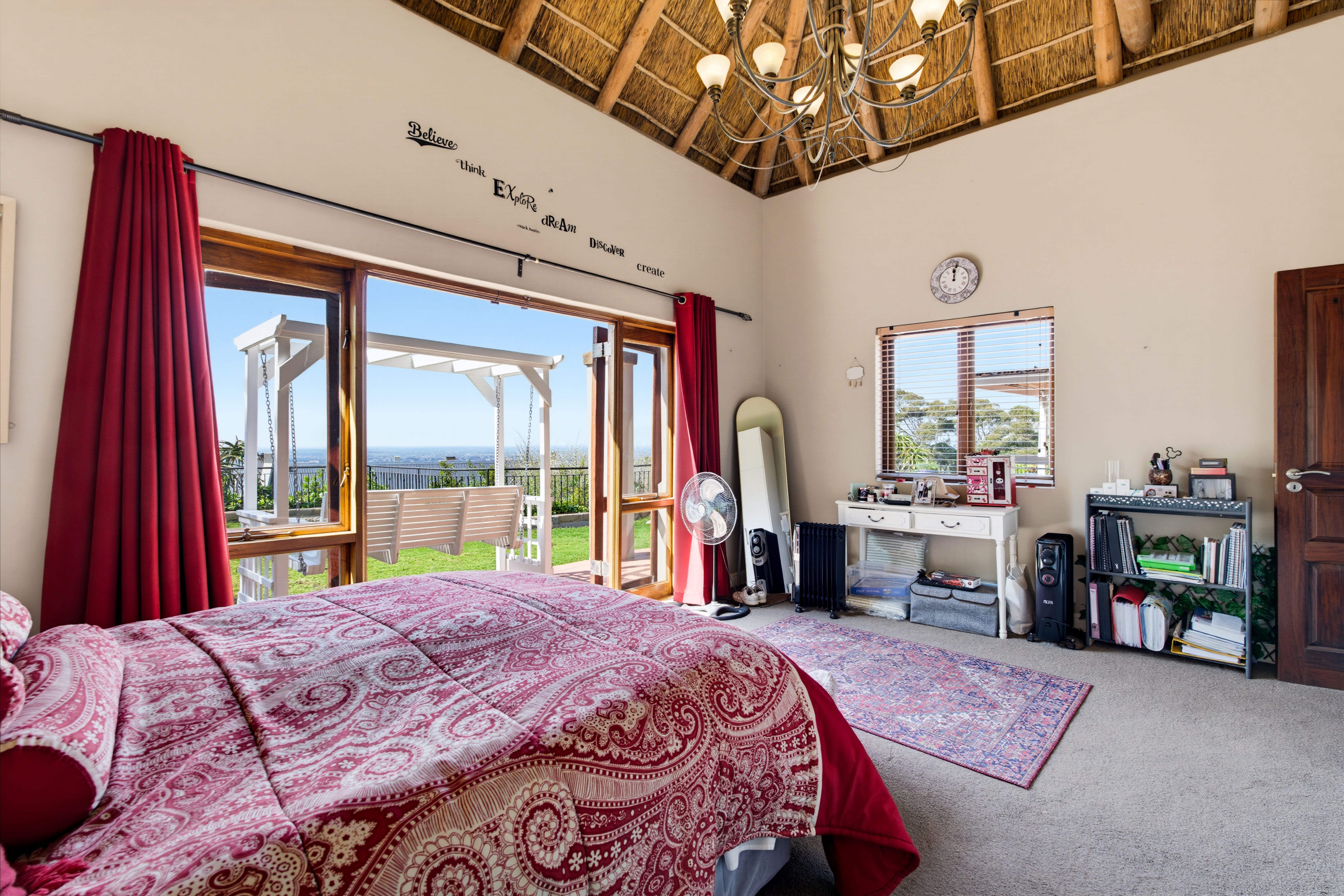  Elevated Family Living with Exceptional Mountain and Valley Views - 物件實景