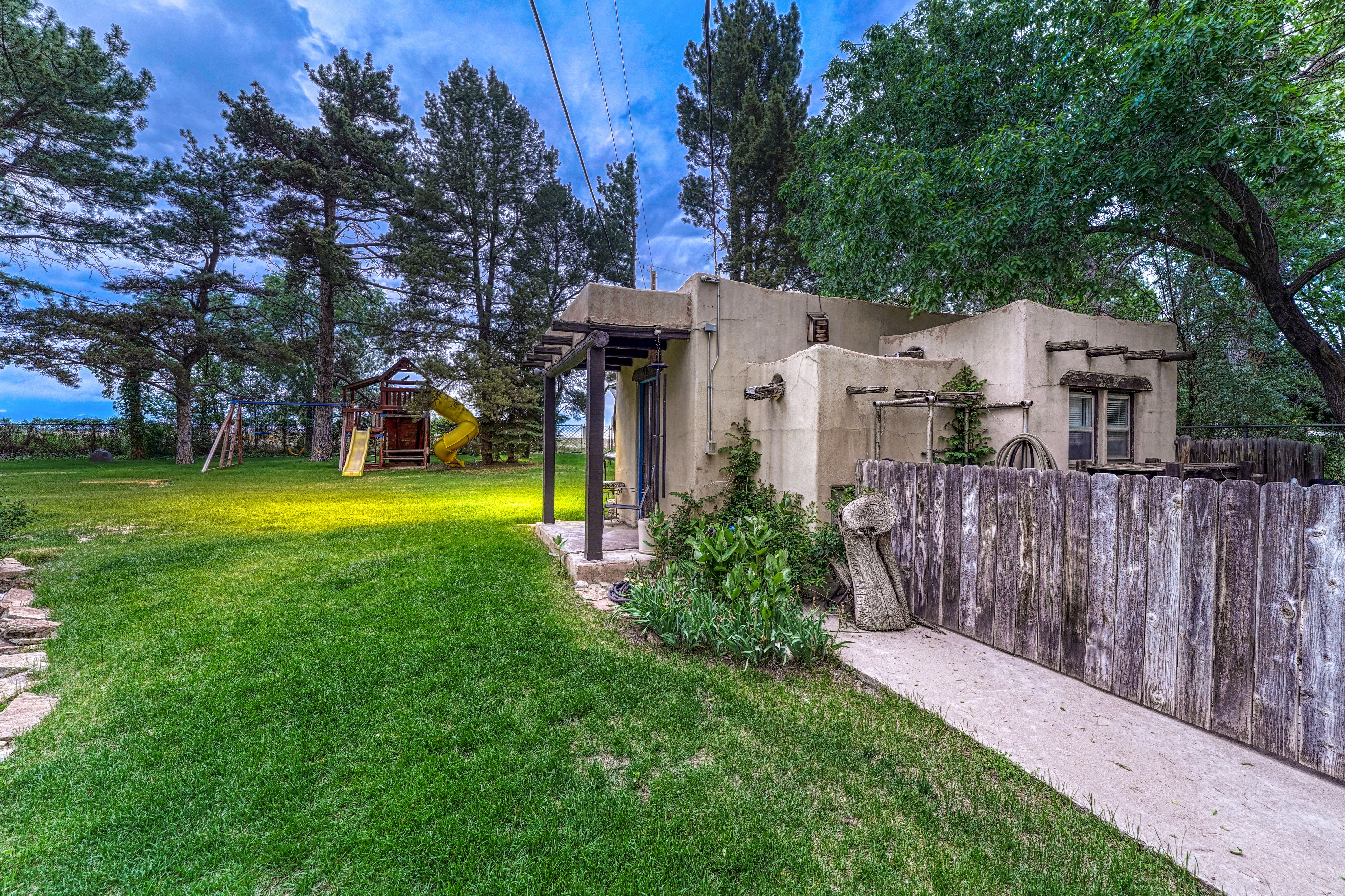  Introducing the Harold Florman House, a Rare and Authentic 1939 Pueblo Revival - 物件實景