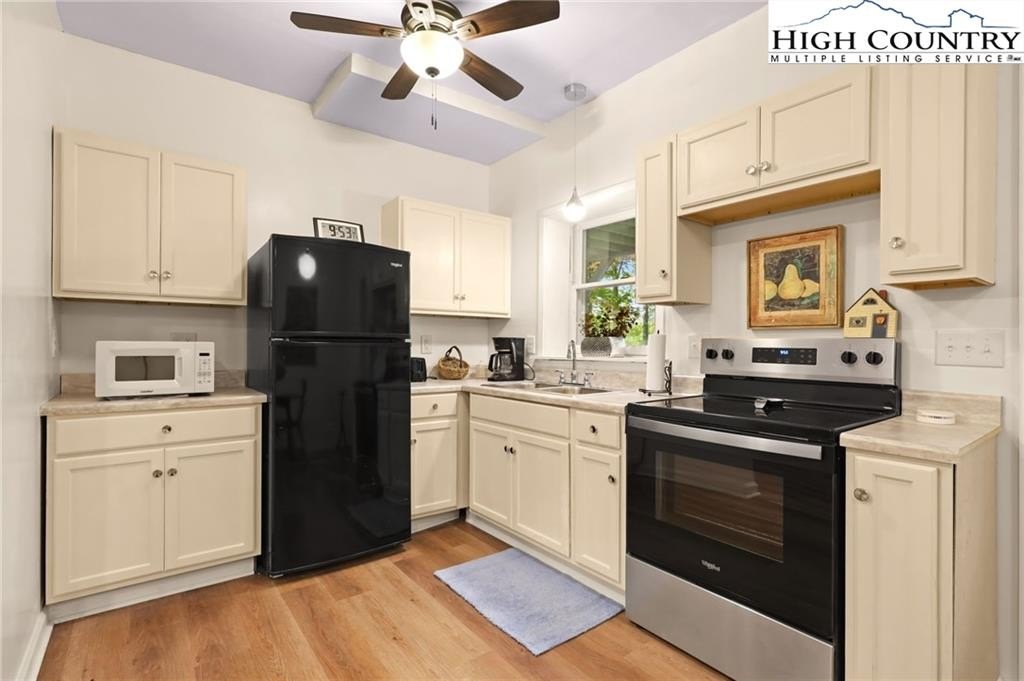 Boone, North Carolina, 28607, United States, 3 Bedrooms Bedrooms, ,3 BathroomsBathrooms,Residential,For Sale,1974866