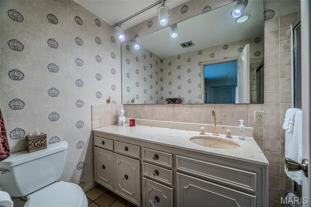 Lebanon, Missouri, 65536, United States, 5 Bedrooms Bedrooms, ,5 BathroomsBathrooms,Residential,For Sale,1973861