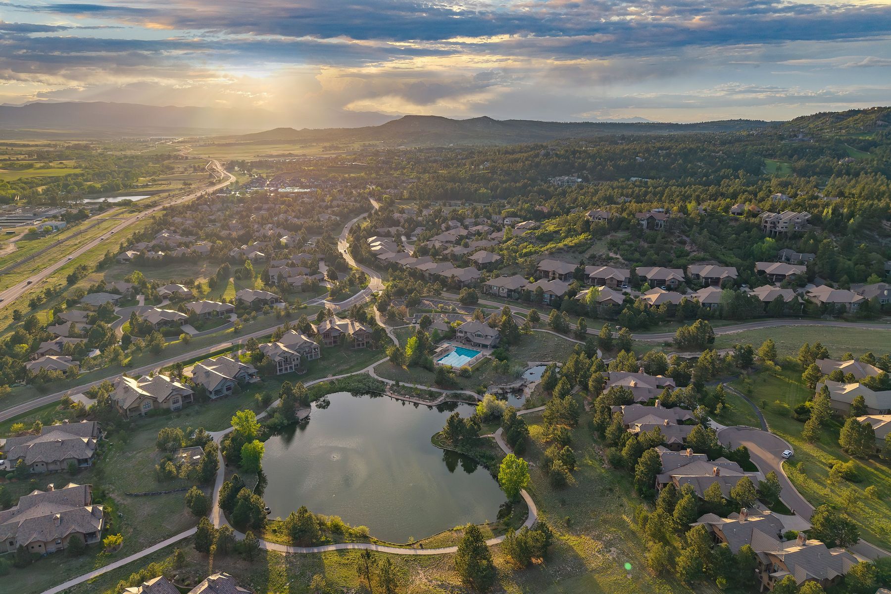  set against a backdrop  of colorado mountain views - 物件實景
