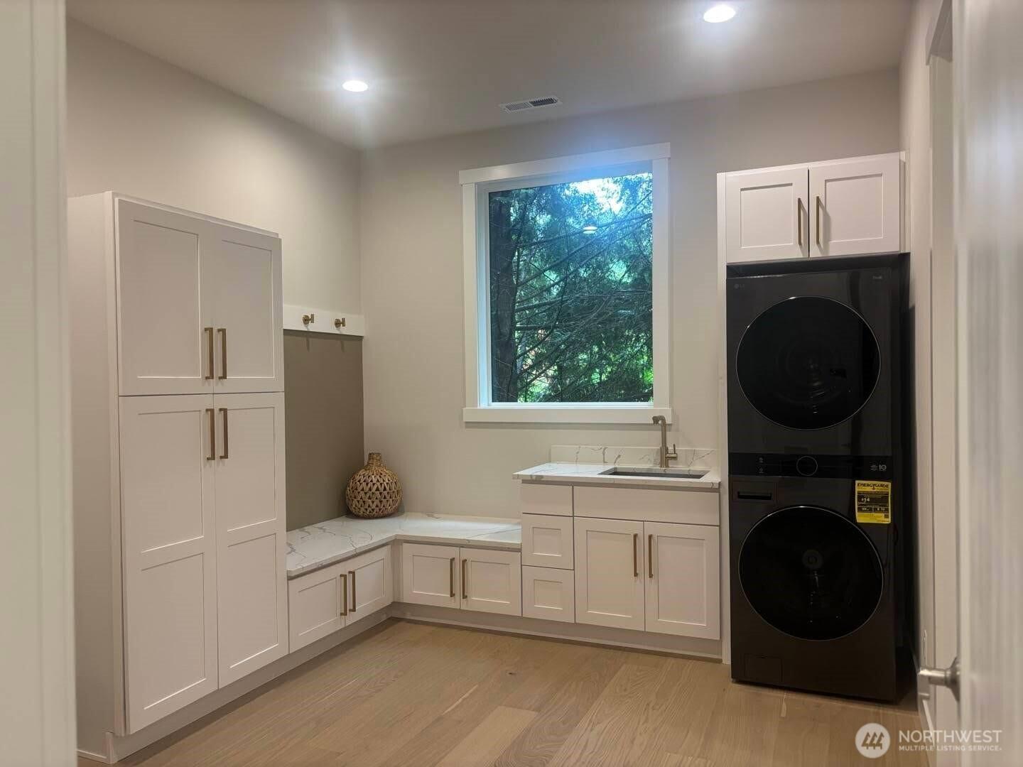BELLEVUE, Washington, 98004, United States, 5 Bedrooms Bedrooms, ,5 BathroomsBathrooms,Residential,For Sale,1875592