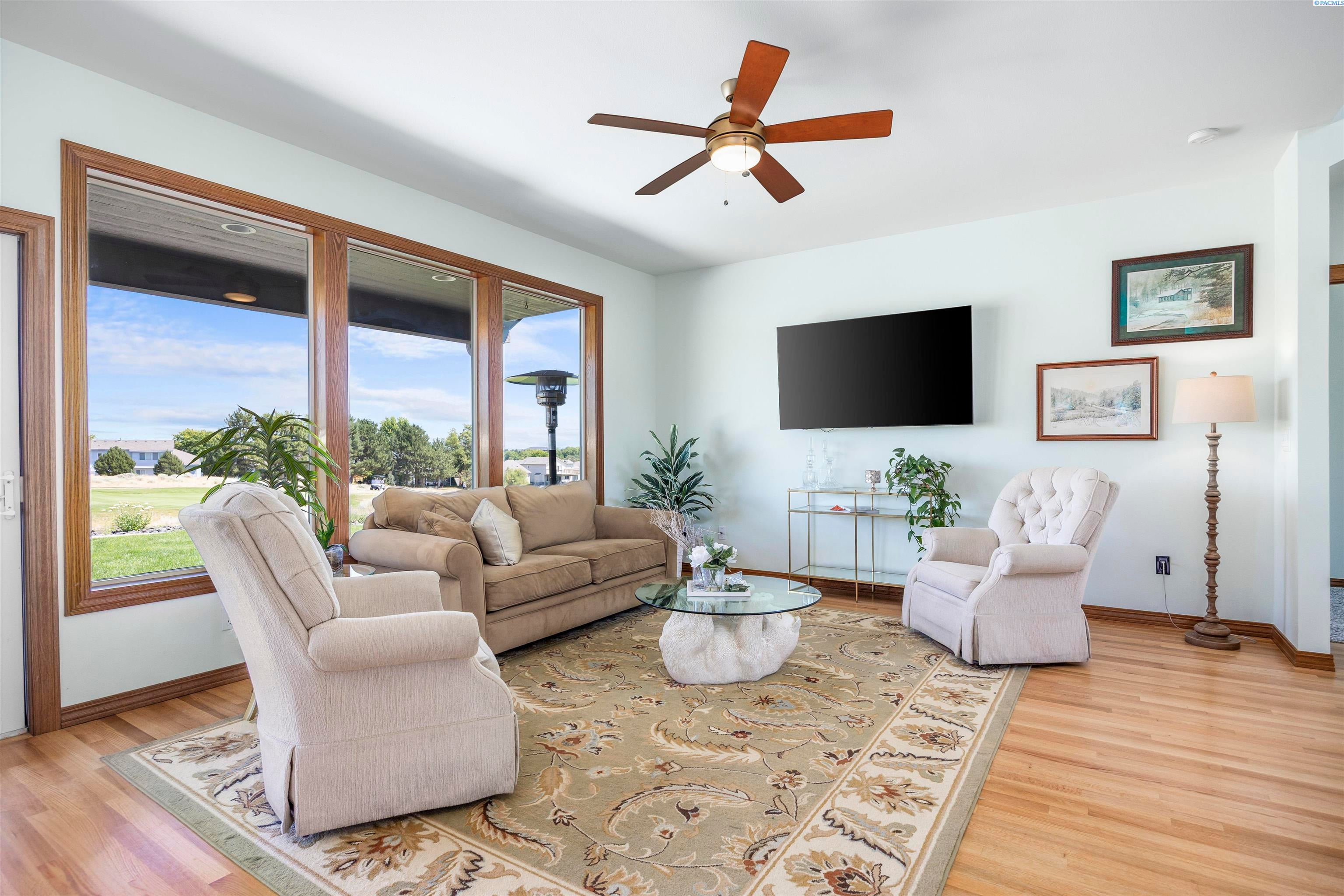 Richland, Washington, 99354, United States, 4 Bedrooms Bedrooms, ,3 BathroomsBathrooms,Residential,For Sale,1998079