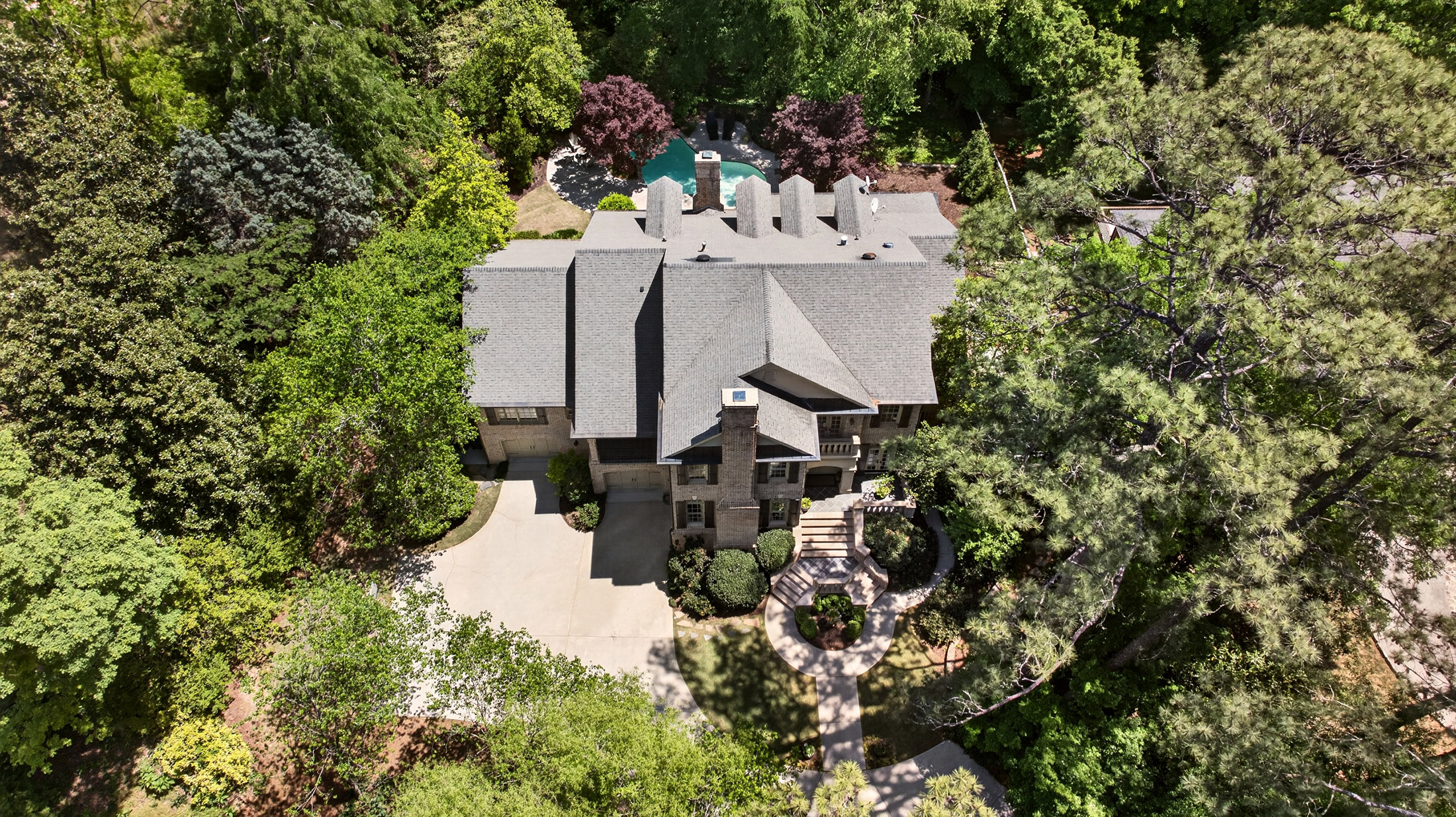  Exceptional Estate with Pool Nestled on 2+/- Private Acres Near Chastain Park - 物件實景