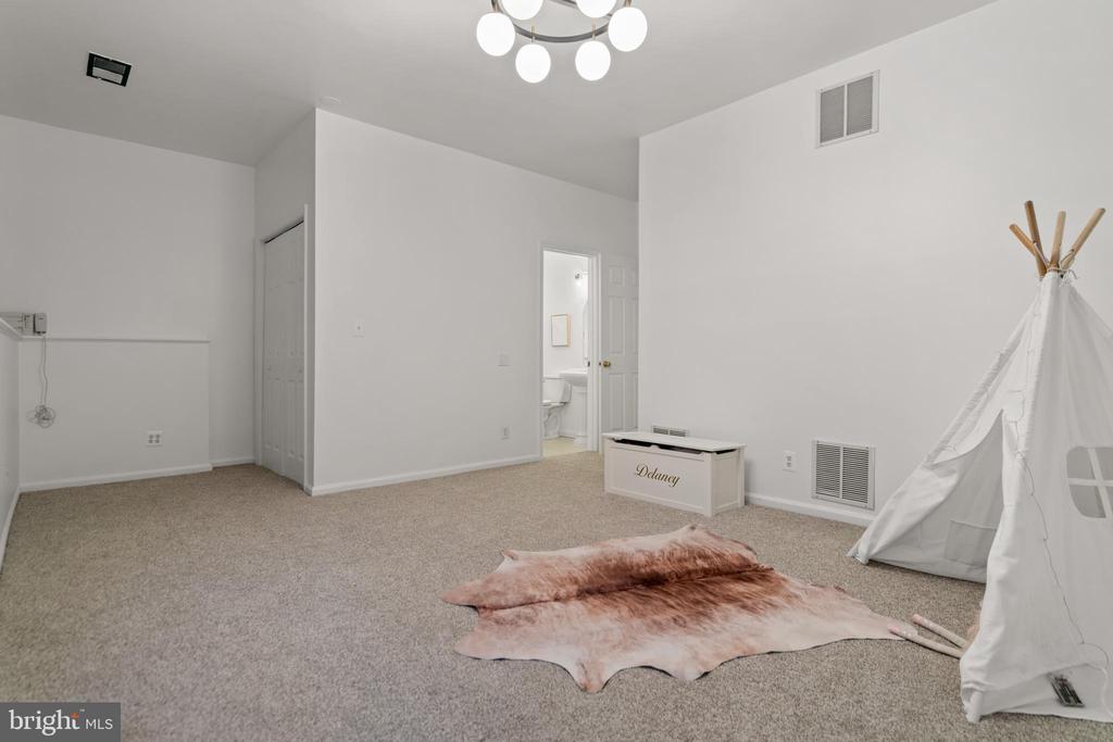 Sterling, Virginia, 20165, United States, 3 Bedrooms Bedrooms, ,4 BathroomsBathrooms,Residential,For Sale,1984617