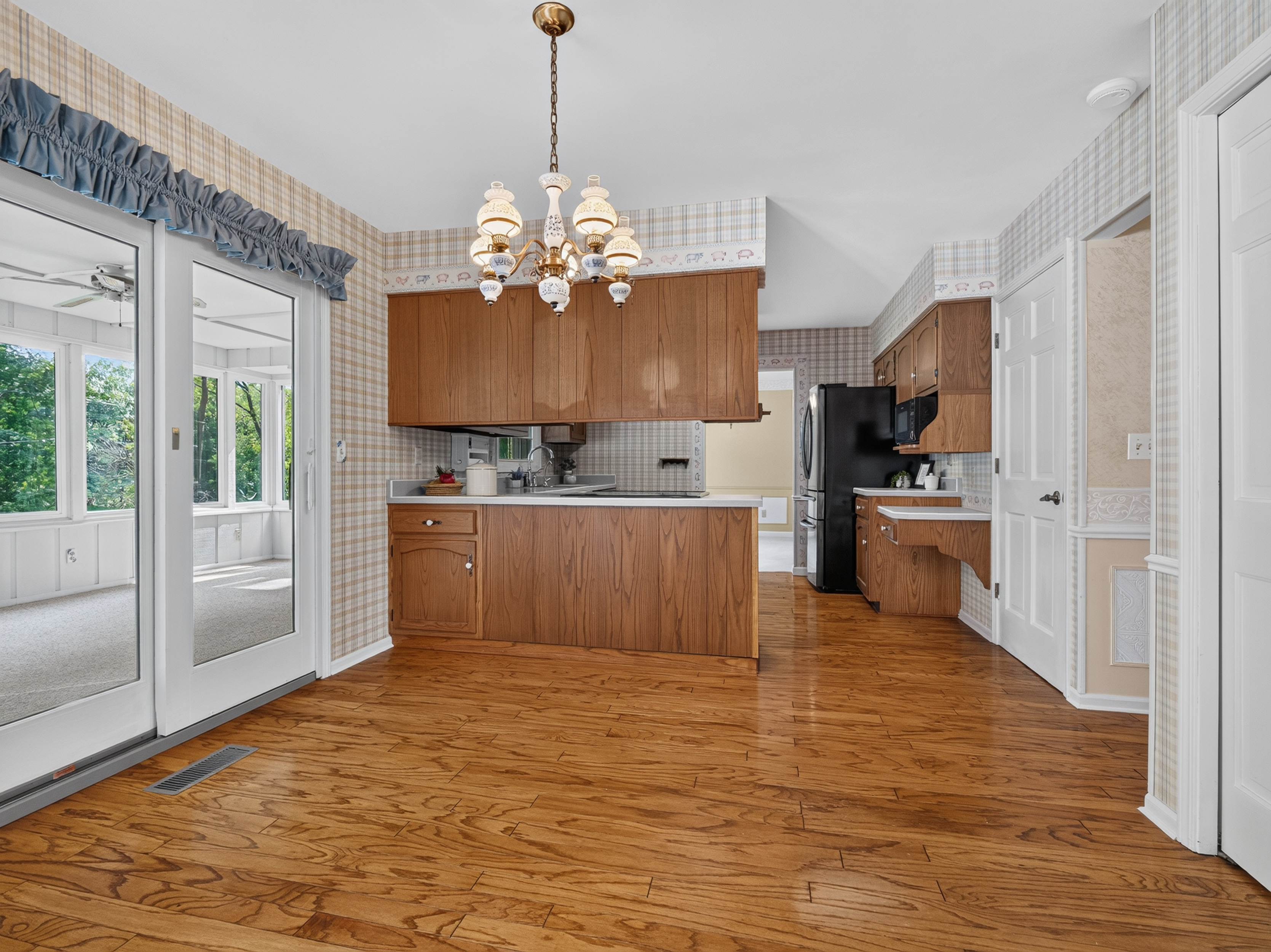  Well-Maintained 4 Bedroom Home on a Beautifully Landscaped Lot - 物件實景