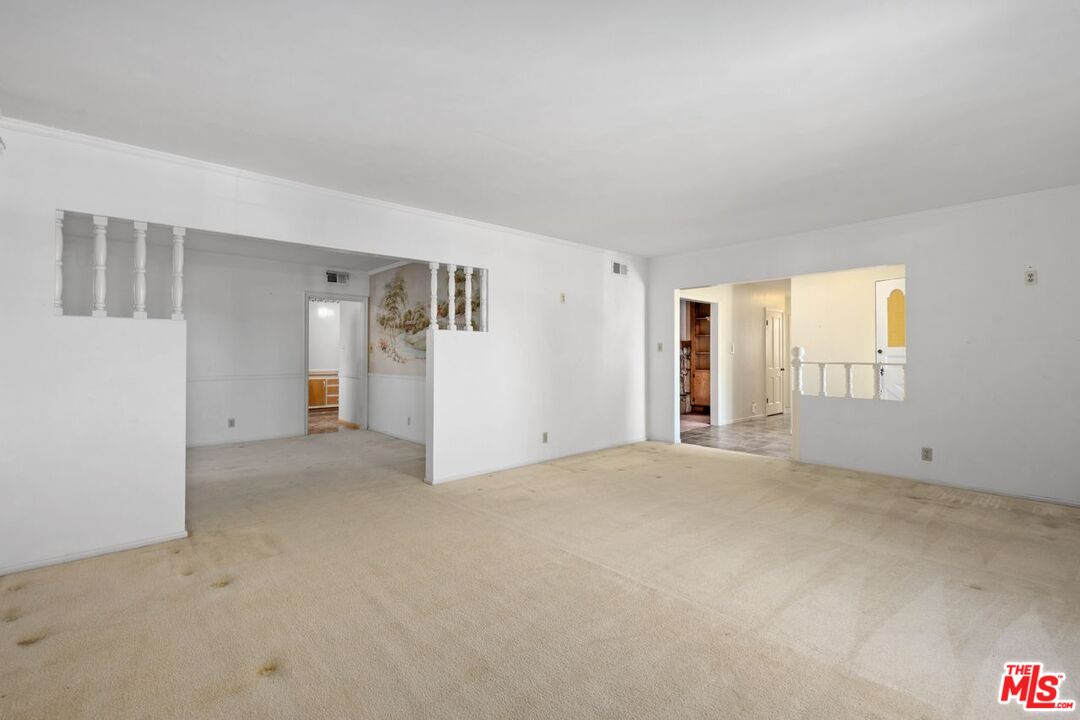 Los Angeles, California, 90056, United States, 2 Bedrooms Bedrooms, ,3 BathroomsBathrooms,Residential,For Sale,2001652