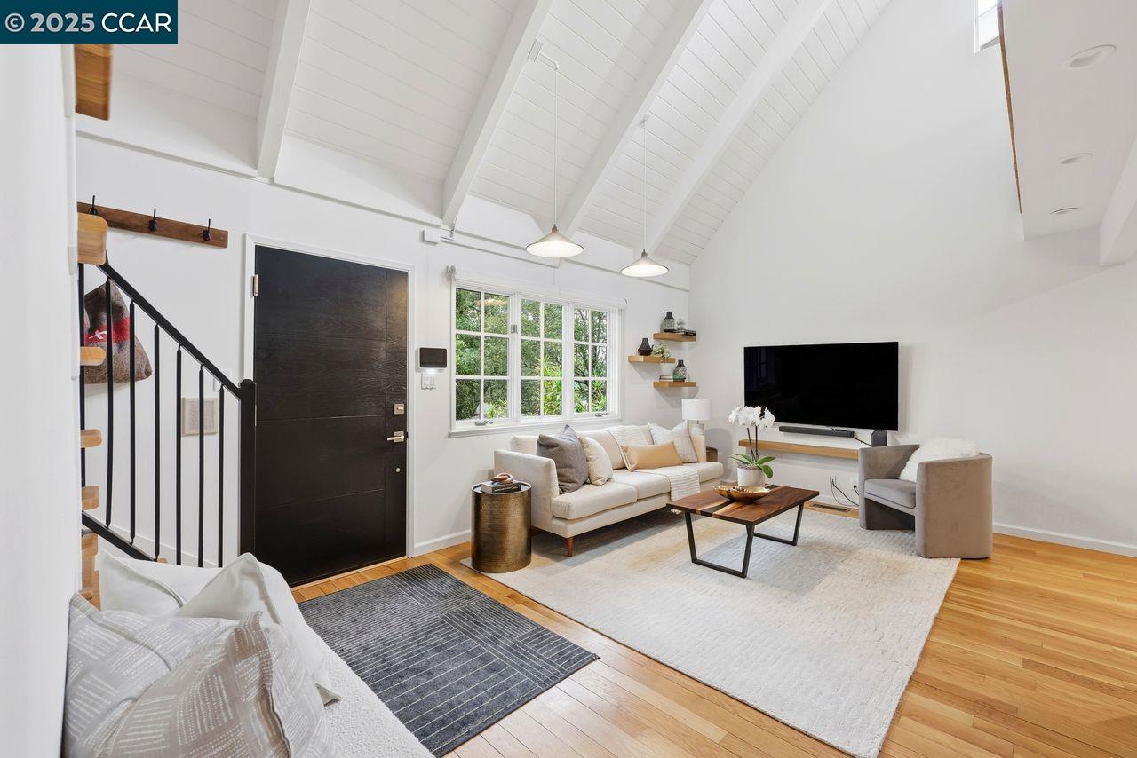 Orinda, California, 94563, United States, 3 Bedrooms Bedrooms, ,2 BathroomsBathrooms,Residential,For Sale,1993429