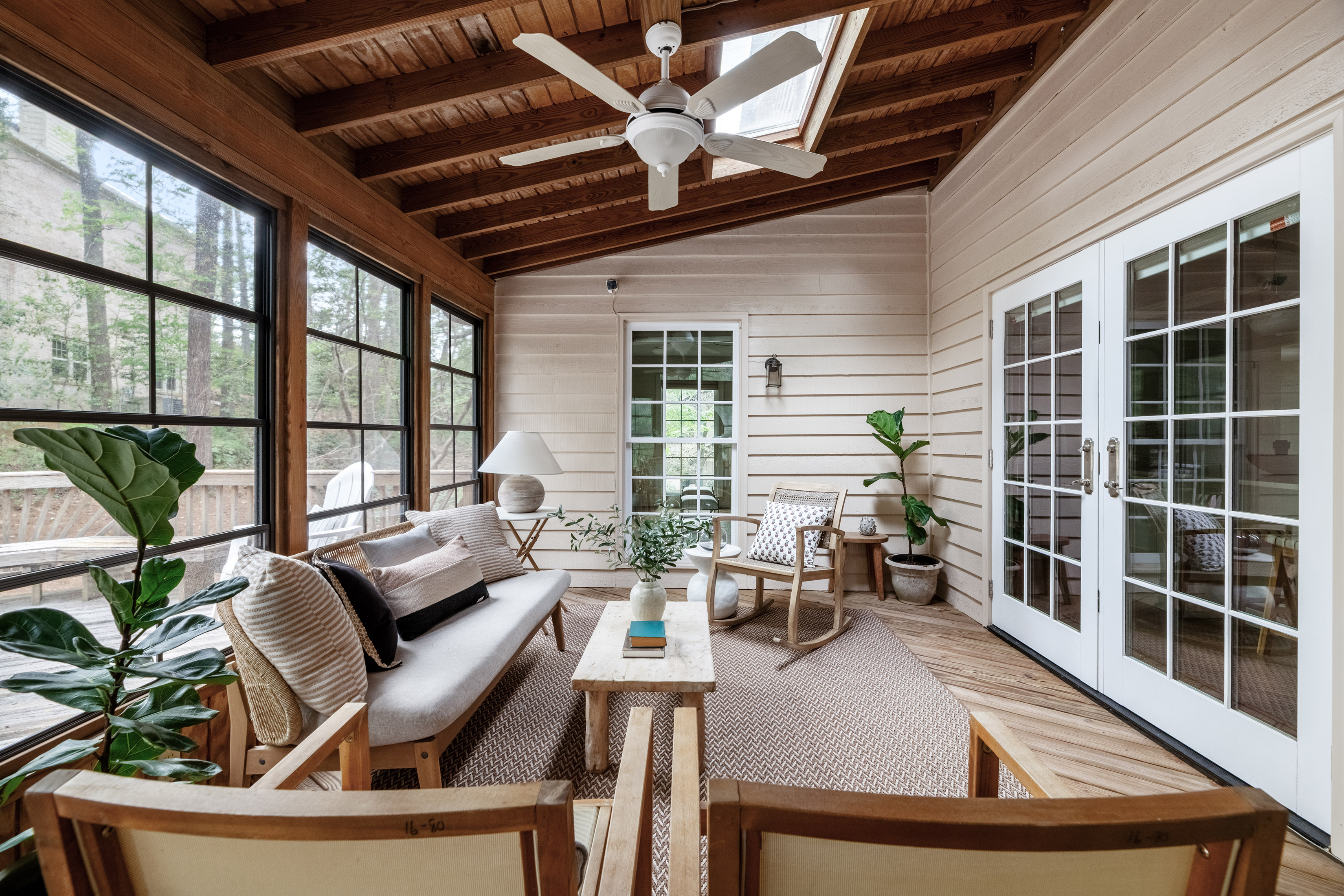  Beautifully Reimagined and Meticulously Maintained Home - 物件實景