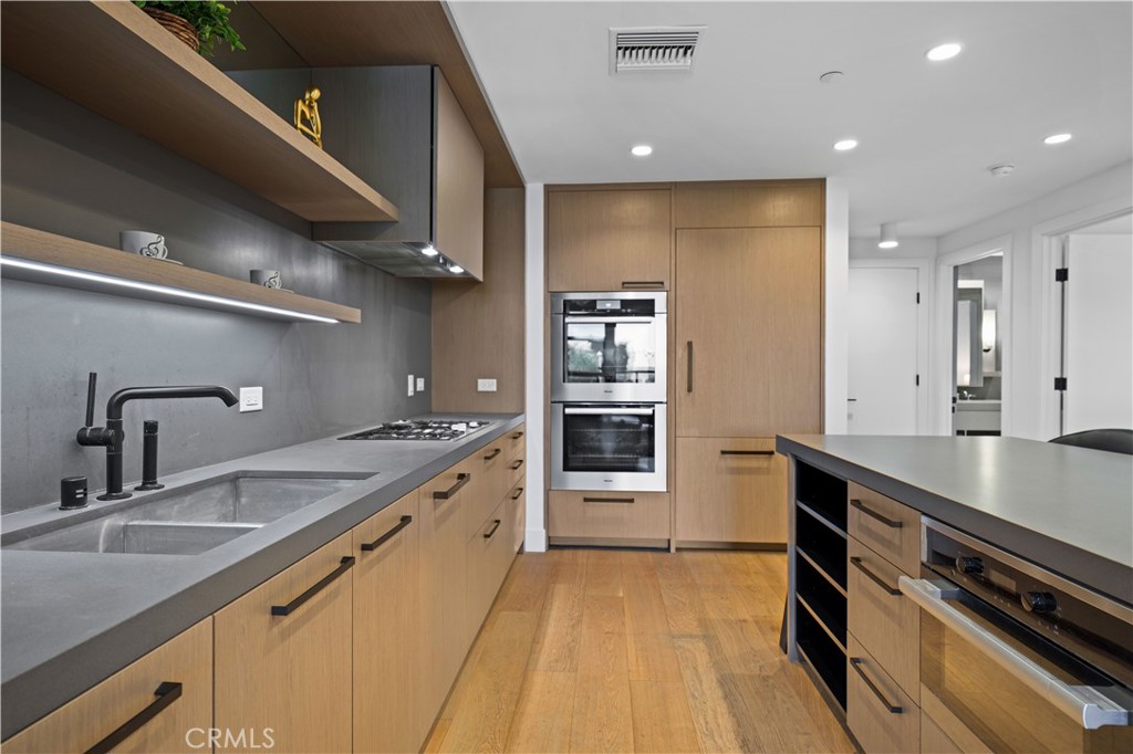Los Angeles, California, 90024, United States, 2 Bedrooms Bedrooms, ,2 BathroomsBathrooms,Residential,For Sale,1746972