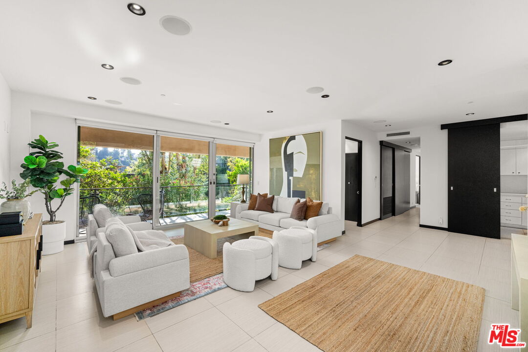 Los Angeles, California, 90049, United States, 4 Bedrooms Bedrooms, ,5 BathroomsBathrooms,Residential,For Sale,1901289