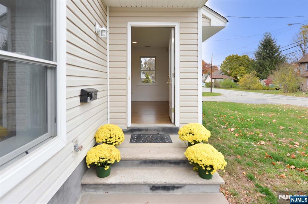 Mahwah, New Jersey, 07430, United States, 4 Bedrooms Bedrooms, ,3 BathroomsBathrooms,Residential,For Sale,1989324