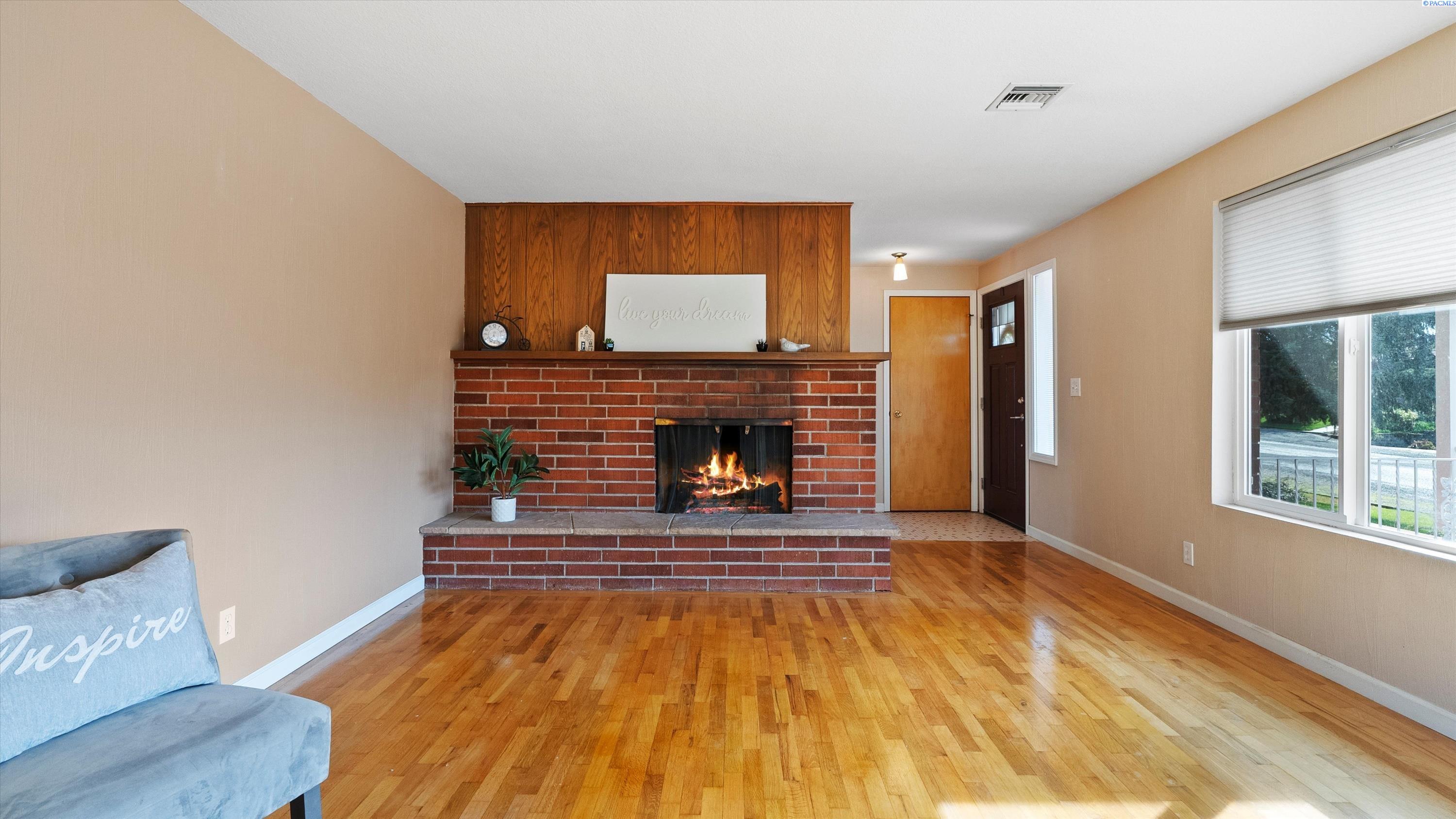 Kennewick, Washington, 99337, United States, 4 Bedrooms Bedrooms, ,2 BathroomsBathrooms,Residential,For Sale,1939902