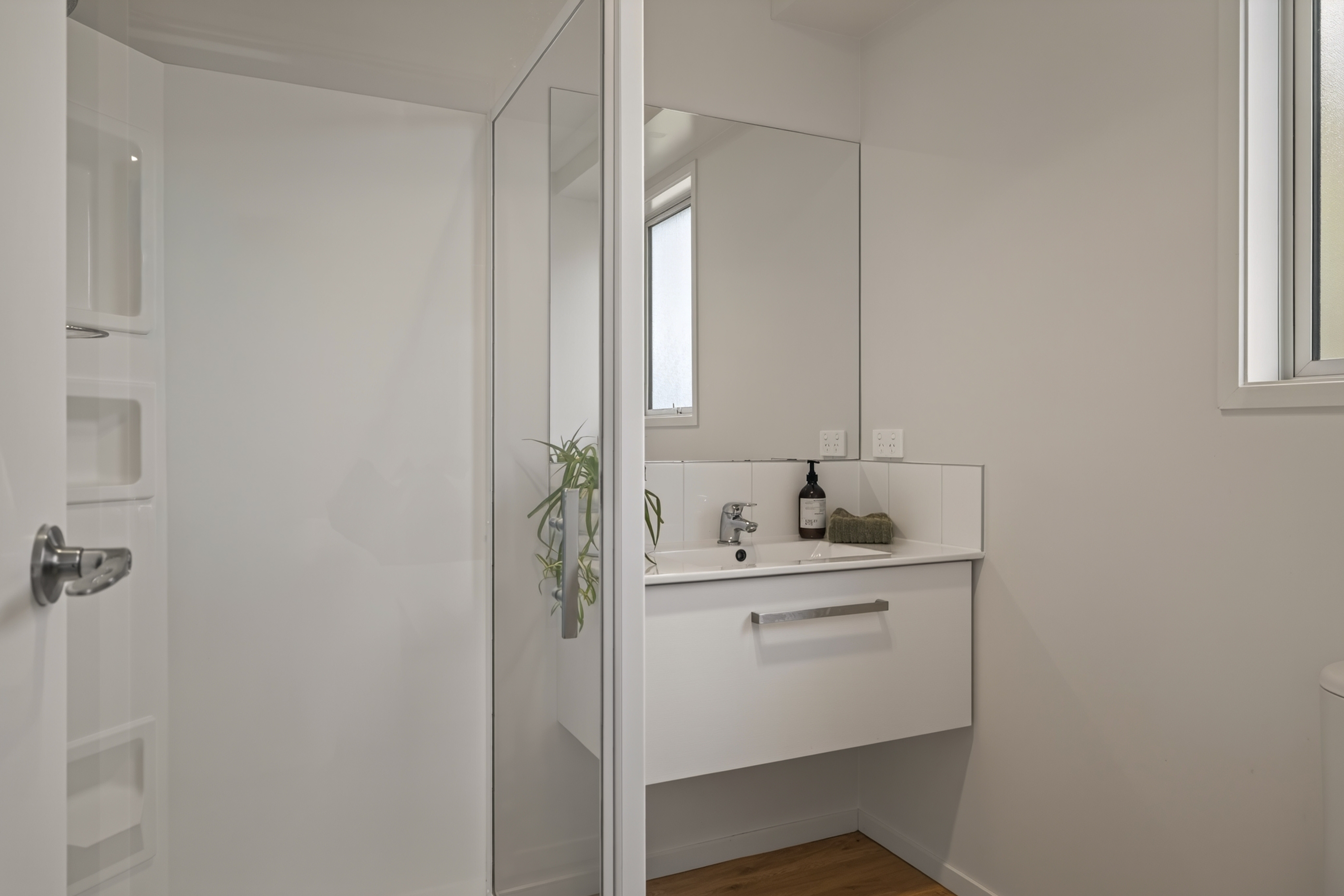  Elevated, Private & Immediately Available - 物件實景