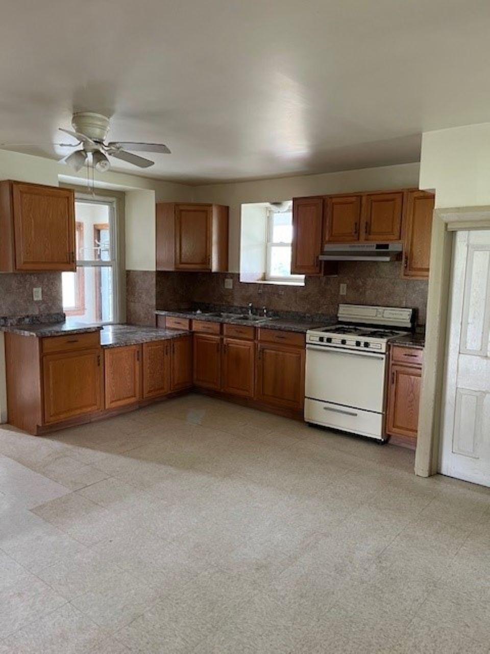 Lenhartsville, Pennsylvania, 19534, United States, 3 Bedrooms Bedrooms, ,2 BathroomsBathrooms,Residential,For Sale,1978462