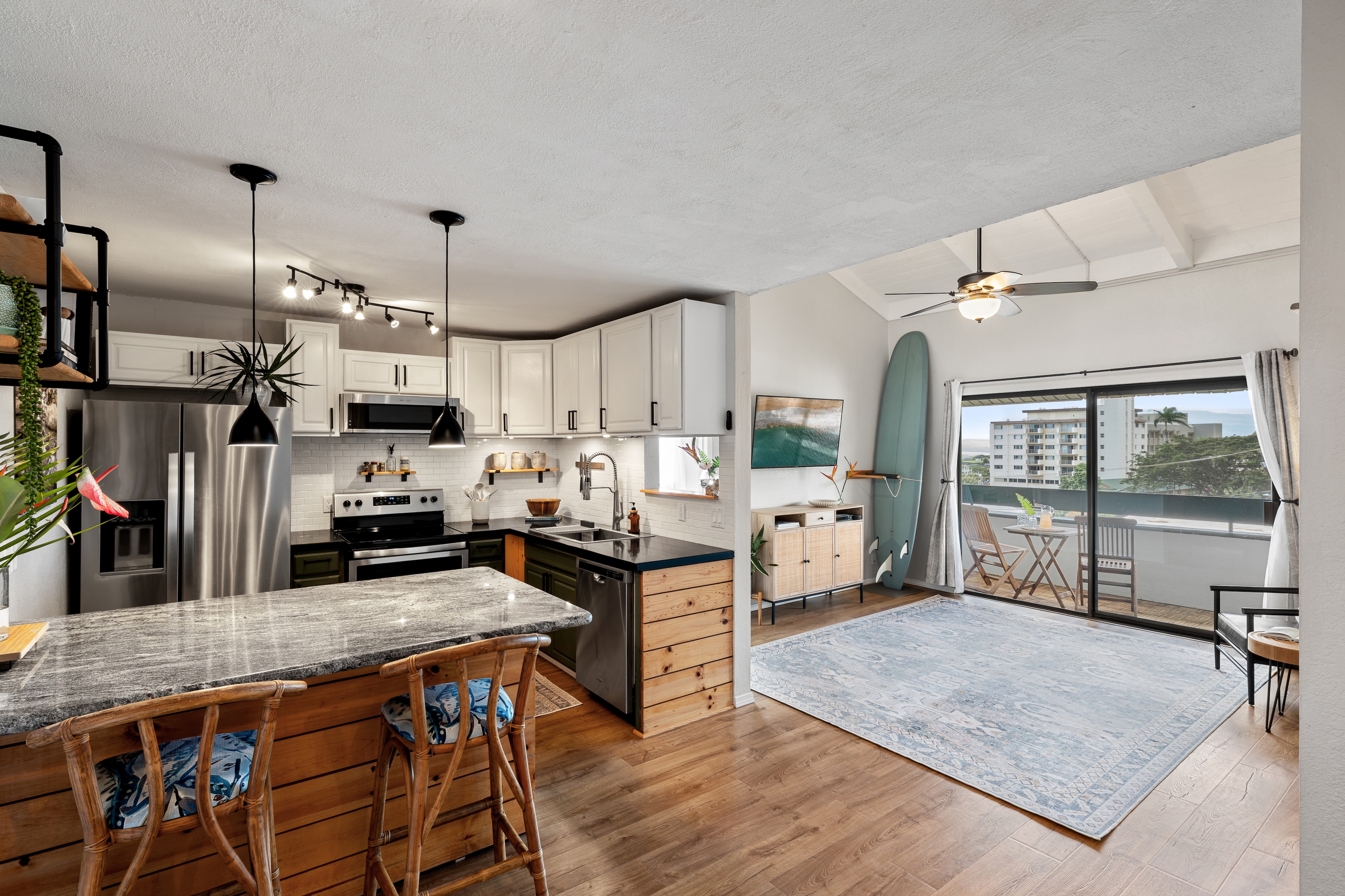  Centrally Located Living with Vaulted Ceilings and Views - 物件實景