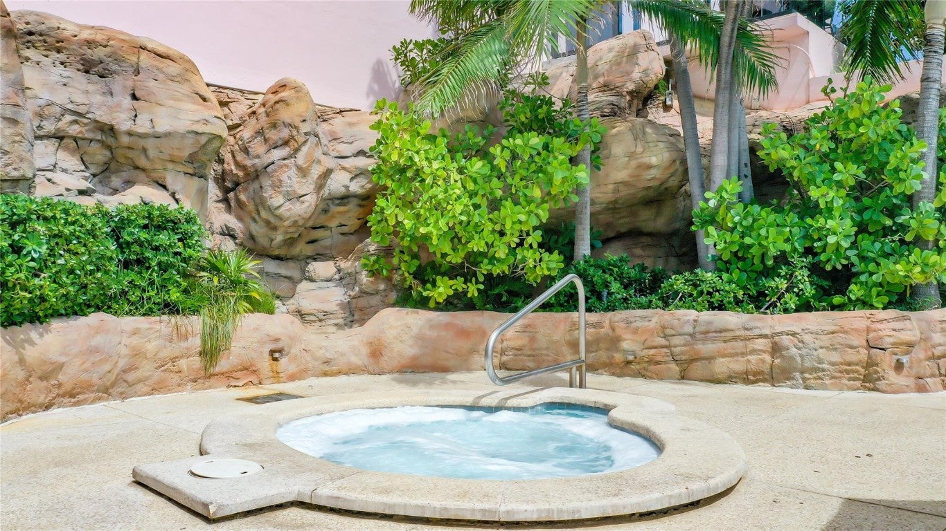 Miami Beach, Florida, 33140, United States, 2 Bedrooms Bedrooms, ,2 BathroomsBathrooms,Residential,For Sale,1974781