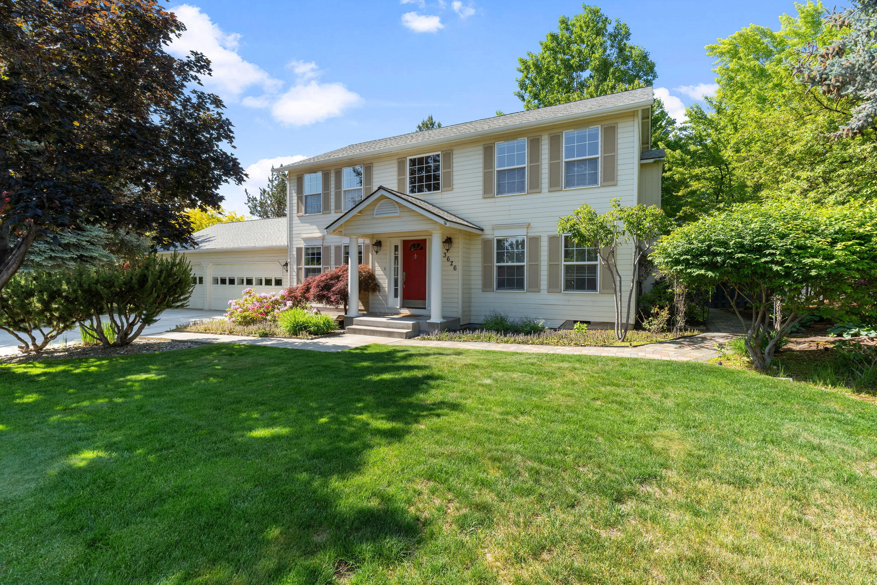 Redmond, Oregon, 97756, United States, 3 Bedrooms Bedrooms, ,4 BathroomsBathrooms,Residential,For Sale,1856956
