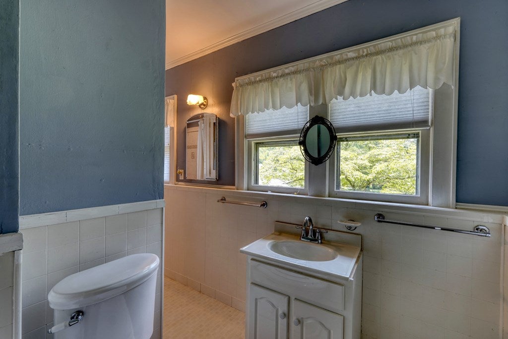 Andrews, North Carolina, 28901, United States, 5 Bedrooms Bedrooms, ,4 BathroomsBathrooms,Residential,For Sale,1912195