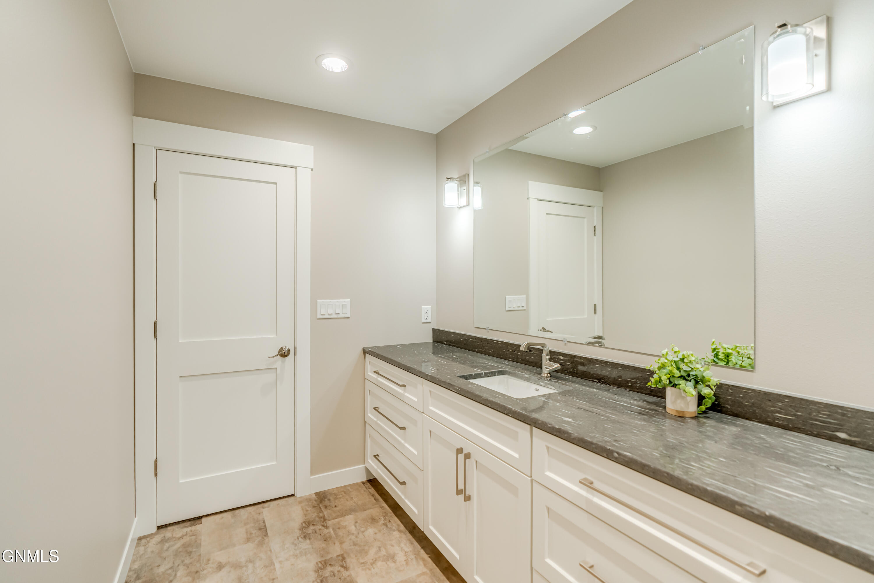 Bismarck, North Dakota, 58504, United States, 3 Bedrooms Bedrooms, ,3 BathroomsBathrooms,Residential,For Sale,1978432