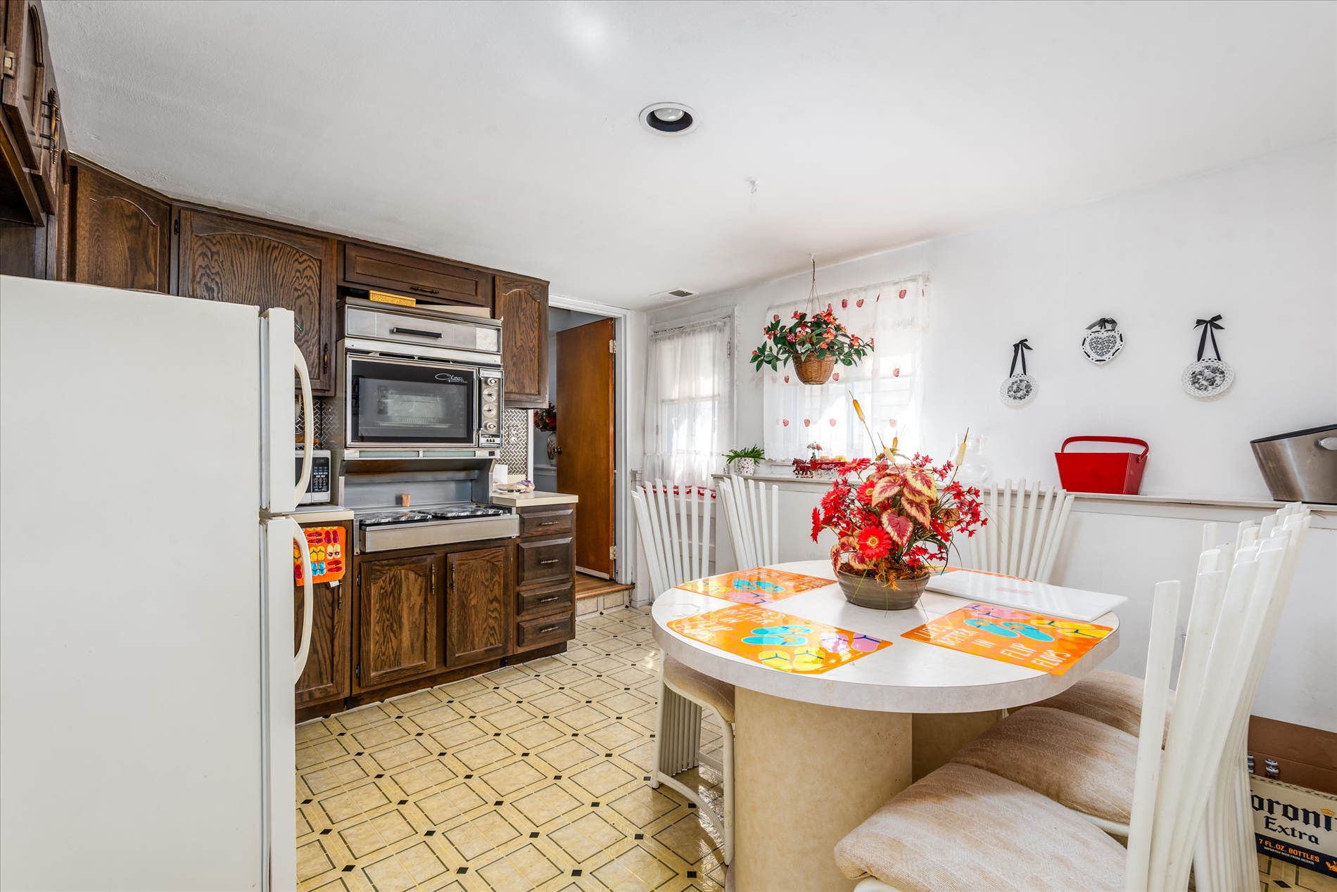 Howard Beach, New York, 11414, United States, 4 Bedrooms Bedrooms, ,2 BathroomsBathrooms,Residential,For Sale,1916184