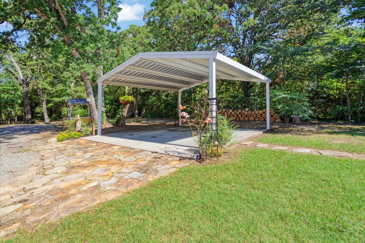 Bonham, Texas, 75418, United States, 6 Bedrooms Bedrooms, ,3 BathroomsBathrooms,Residential,For Sale,1983606