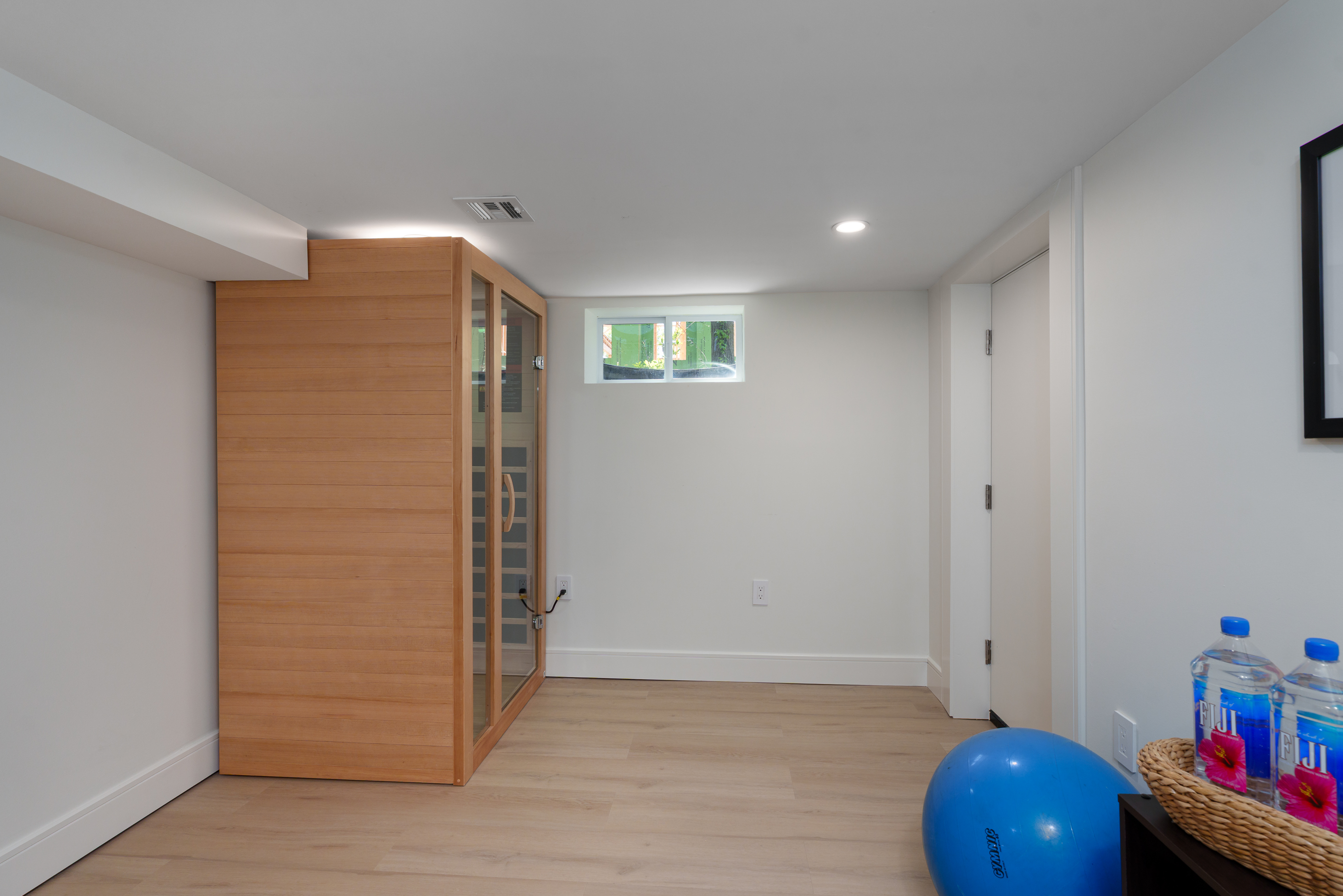  Design-Savvy Renovation Steps from Nature and Town - 物件實景