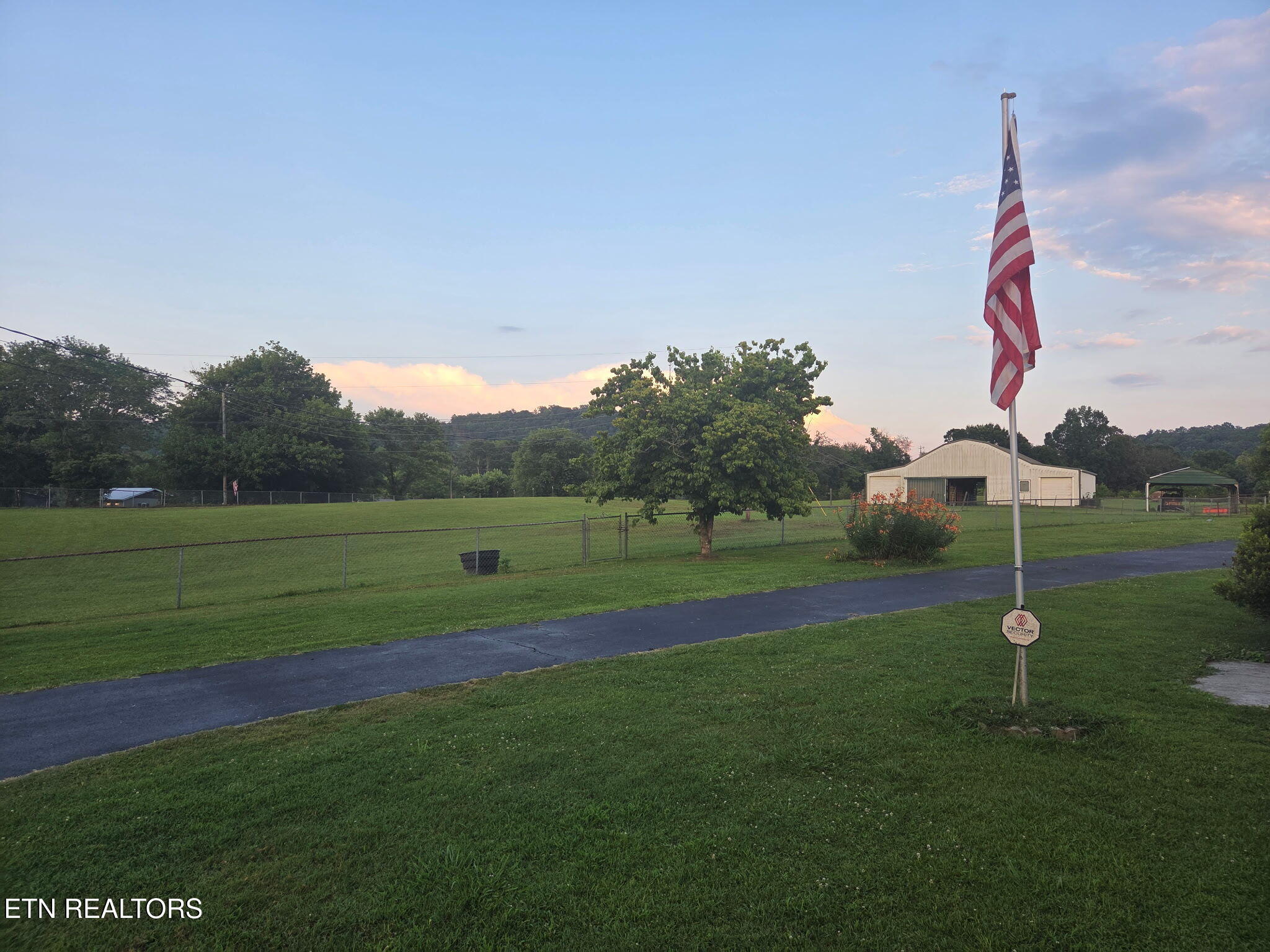 Kingston, Tennessee, 37763, United States, 3 Bedrooms Bedrooms, ,2 BathroomsBathrooms,Residential,For Sale,1891153